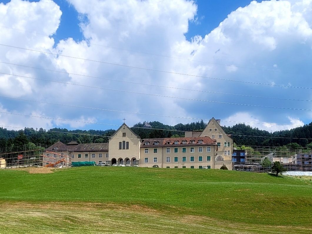 Das alte „Haus Pfänder“ auf der Südseite des Pflegeheimes Jesuheim wurde durch einen Neubau mit 72 Zimmern ersetzt. Der Ersatzbau (links) war für 36 Bewohner zwischenzeitlich das neue Zuhause. Das alte „Haus Pfänder“ auf der Südseite des Pflegeheimes Jesuheim wurde durch einen Neubau mit 72 Zimmern ersetzt. Der Ersatzbau (links) war für 36 Bewohner zwischenzeitlich das neue Zuhause.
