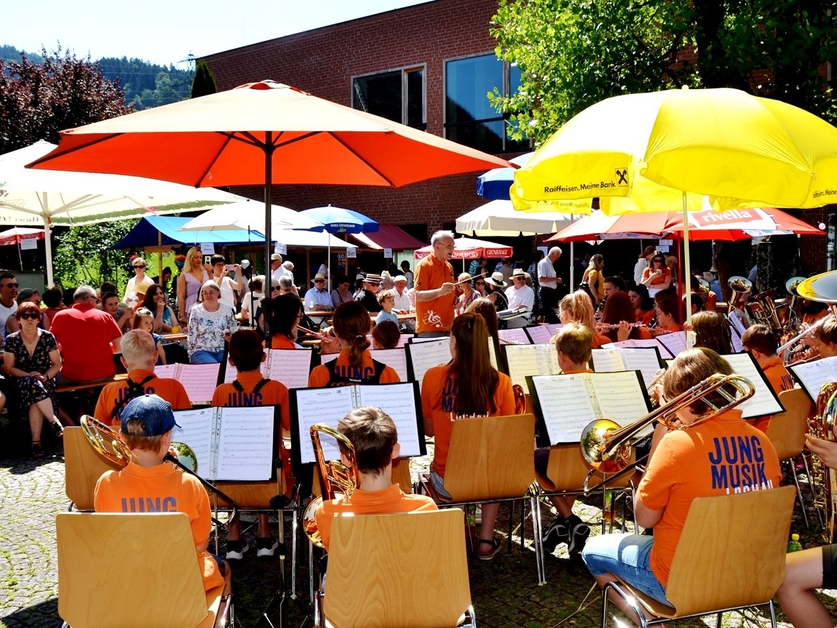 Einladung zum stimmungsvollen, blasmusikalischen Sommerfest der Pfarre für Jung und Alt. Im Mittelpunkt auch der Geburtstag „25 Jahre Pfarrheim Franz Xaver Lochau“. Einladung zum stimmungsvollen, blasmusikalischen Sommerfest der Pfarre für Jung und Alt. Im Mittelpunkt auch der Geburtstag „25 Jahre Pfarrheim Franz Xaver Lochau“.