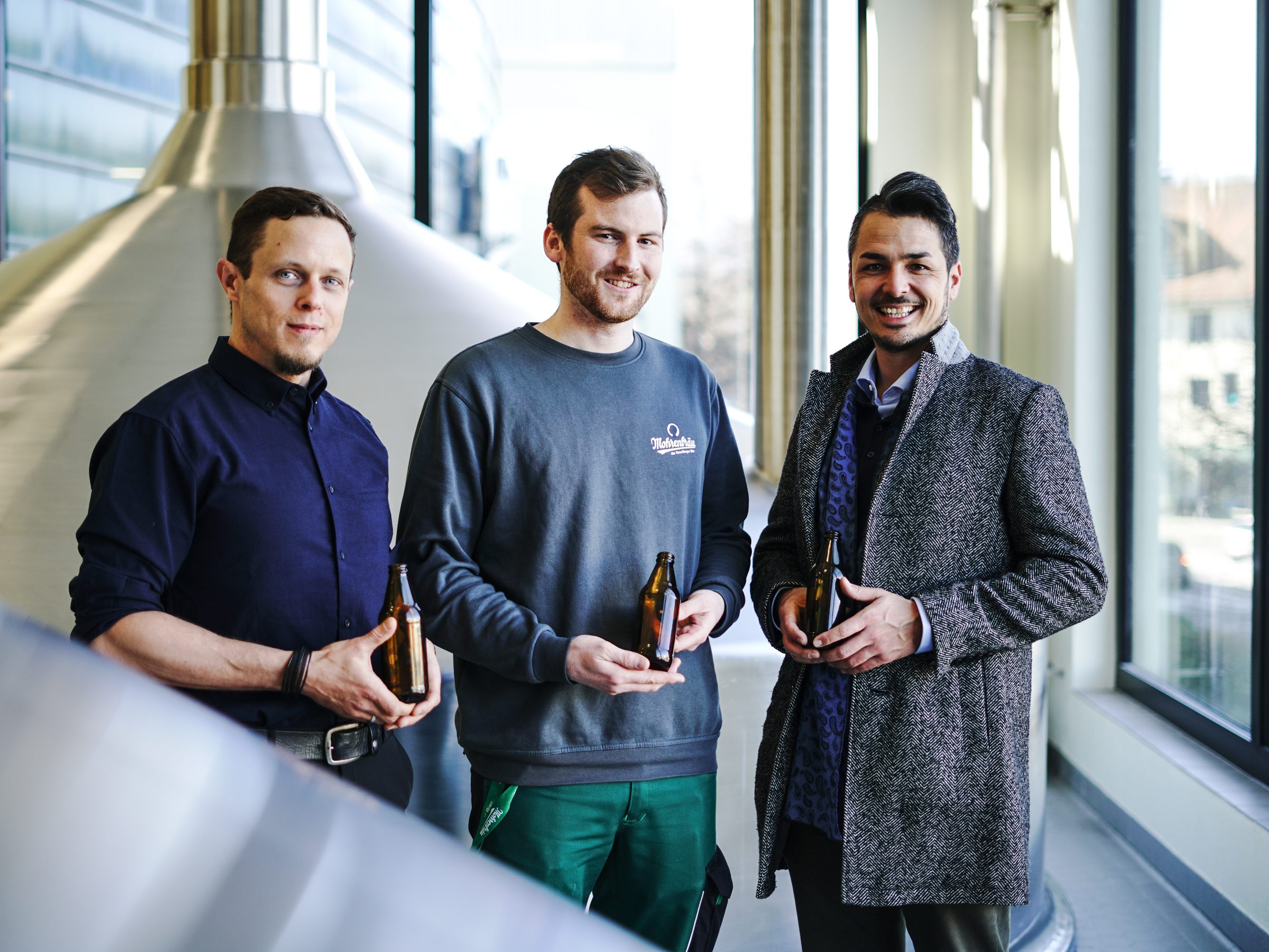 Erfolgreiche Zusammenarbeit von Mohrenbrauerei und Vetropack bei der Einführung der Leichtglasflasche (von links): Eduard Baumgartner (Production Engineer bei Vetropack), Benedikt Ruthardt (Leitung Braukeller bei der Mohrenbrauerei) und Daniel Egger (Group Head of Innovation bei Vetropack). Erfolgreiche Zusammenarbeit von Mohrenbrauerei und Vetropack bei der Einführung der Leichtglasflasche (von links): Eduard Baumgartner (Production Engineer bei Vetropack), Benedikt Ruthardt (Leitung Braukeller bei der Mohrenbrauerei) und Daniel Egger (Group Head of Innovation bei Vetropack).