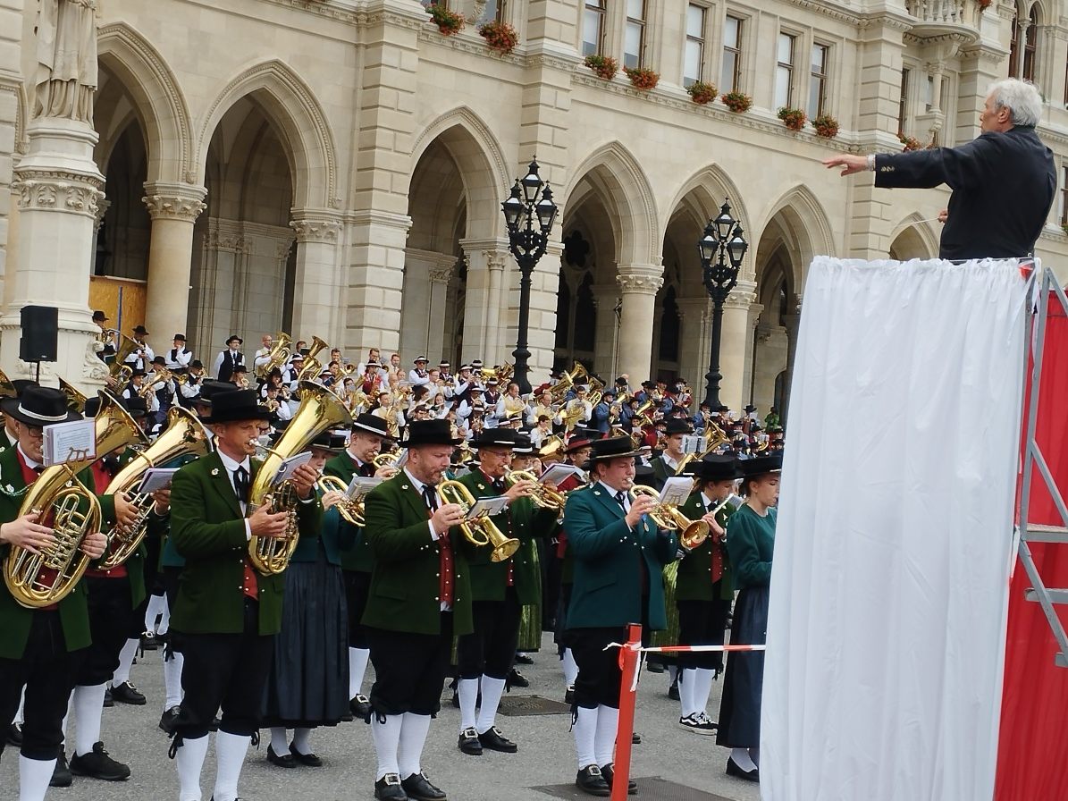 Imposantes Gemeinschaftskonzert vor dem Wiener Rathaus. Imposantes Gemeinschaftskonzert vor dem Wiener Rathaus.