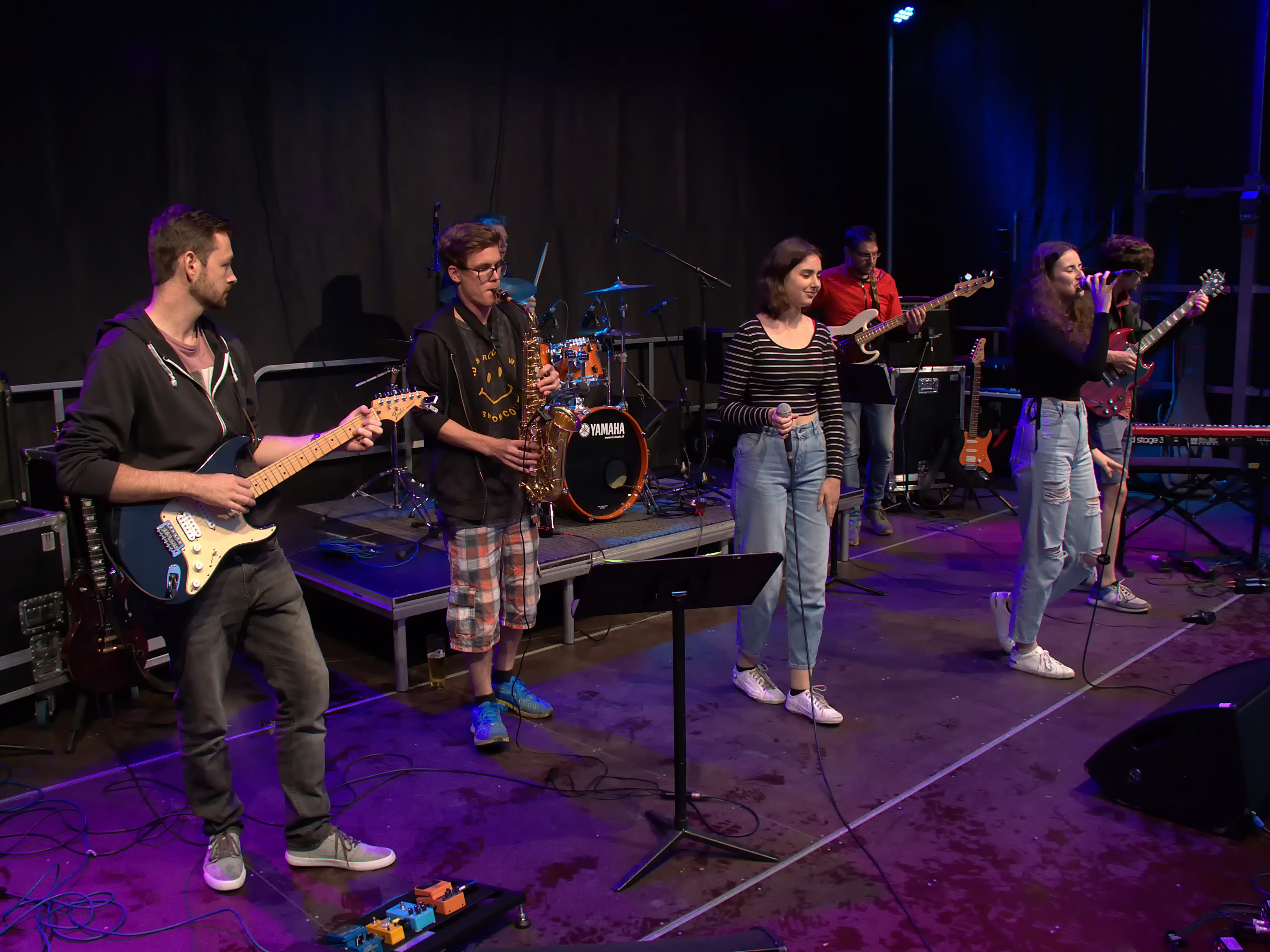Workshopbands und auch Solokünstlerinnen und -künstler rocken die Bühne am Kirchplatz am 23. Juni. Workshopbands und auch Solokünstlerinnen und -künstler rocken die Bühne am Kirchplatz am 23. Juni.