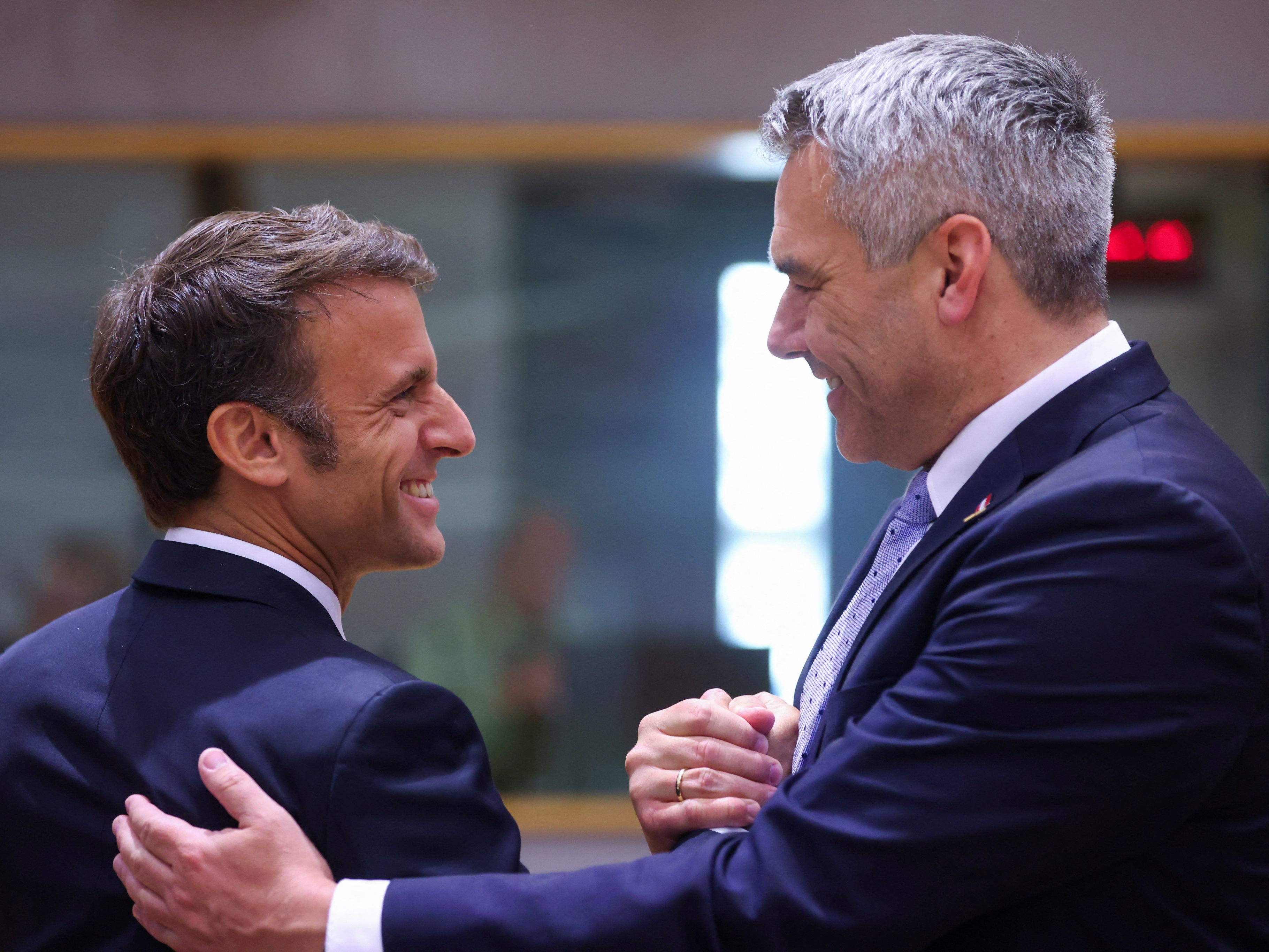 Kanzler Nehammer und Frankreichs Präsident Macron mit kumpelhaftem Handschlag beim EU-Gipfel in Brüssel. Kanzler Nehammer und Frankreichs Präsident Macron mit kumpelhaftem Handschlag beim EU-Gipfel in Brüssel.
