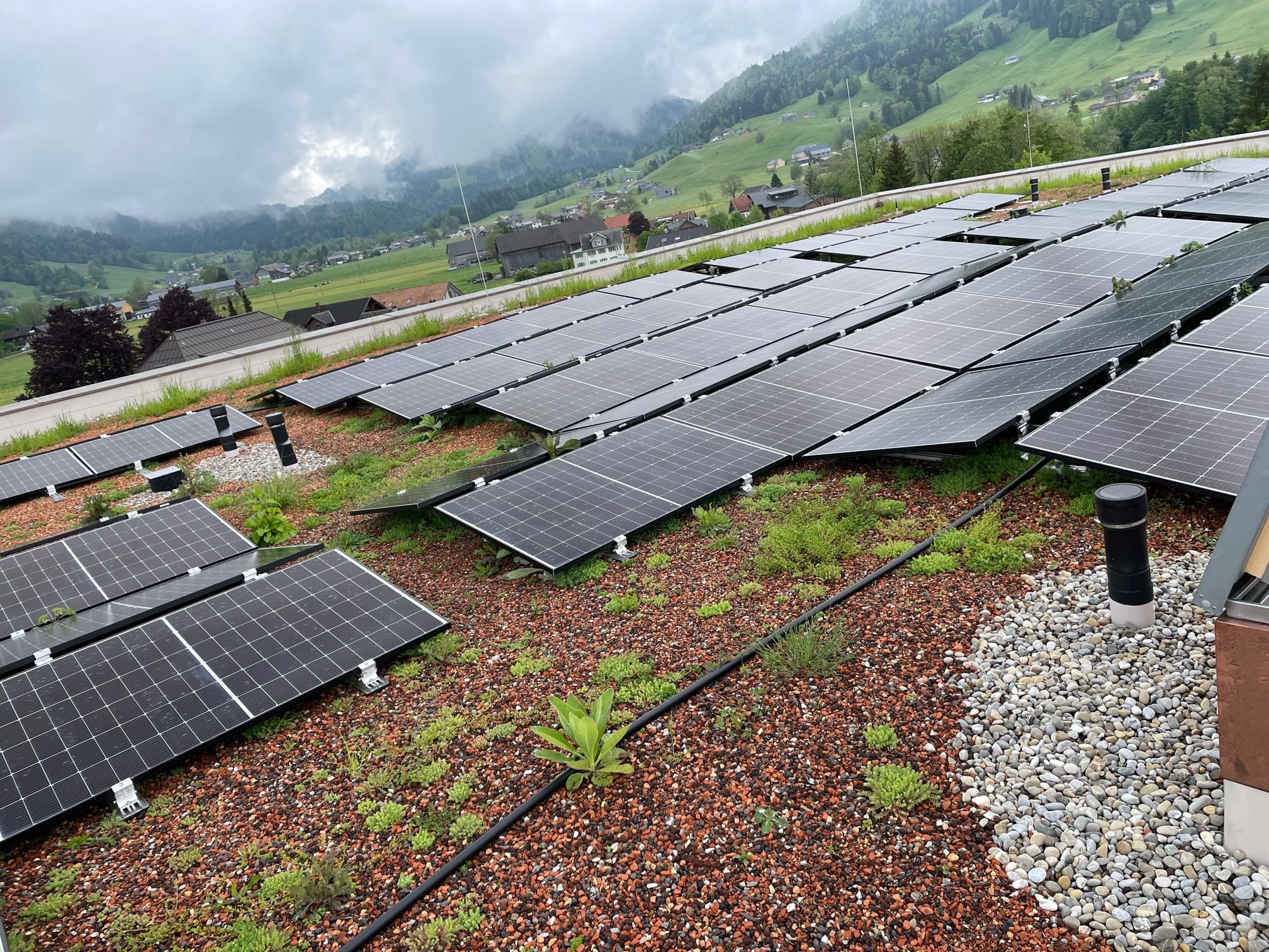 Die Photovoltaik-Anlage auf dem Gemeinschaftshaus der Hittisauer Schulen ist bereits in Betrieb.