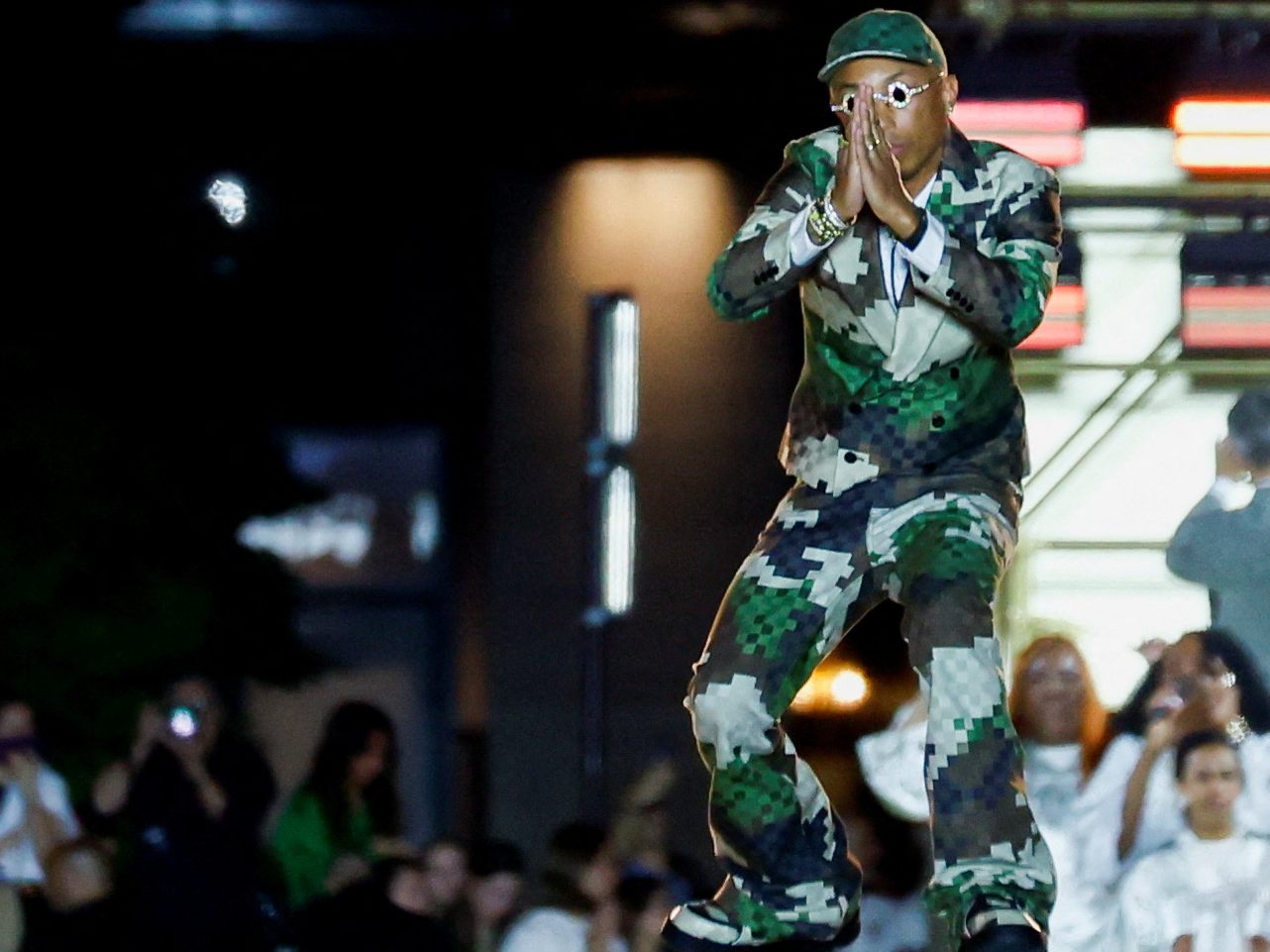 Musiker und Designer Pharrell Williams gab auch kleines Konzert bei Modeschau.