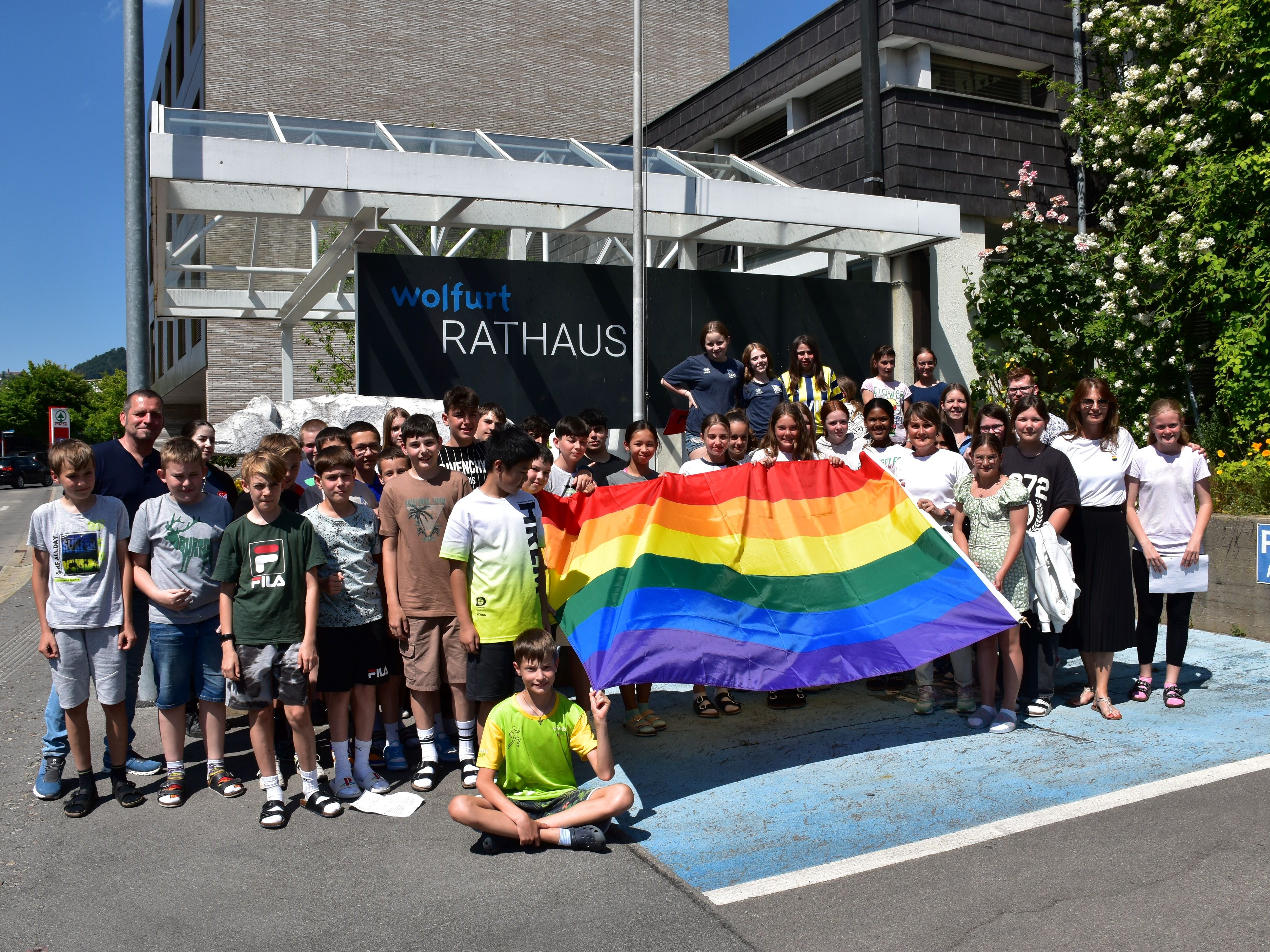 Nach der Projektpräsentation wurde die Regenbogenfahne vor dem Gemeindeamt gehisst.