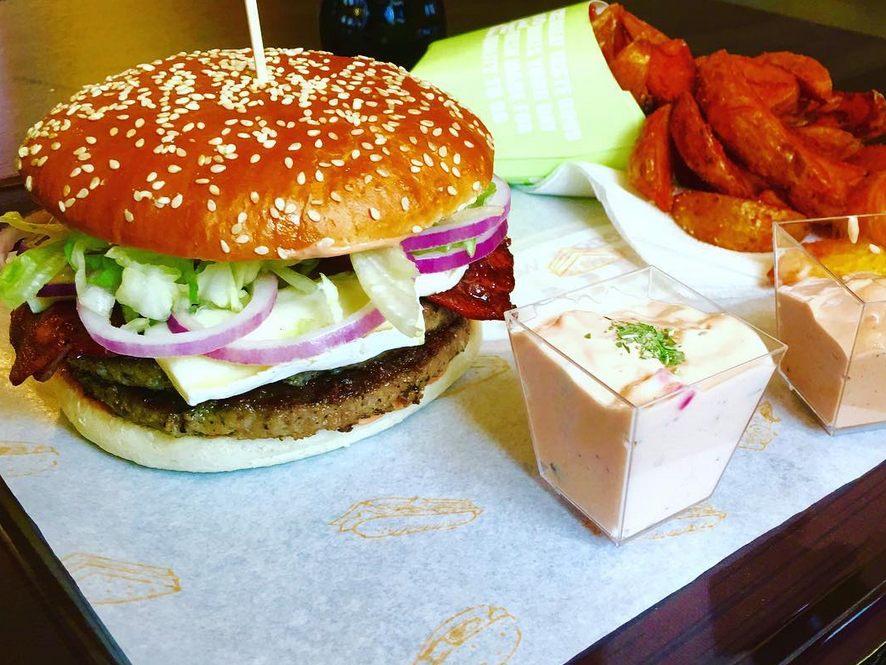 Bei Quicky's - Burgers & More kann man verschiedene Burger-Kreationen ausprobieren. Bei Quicky's - Burgers & More kann man verschiedene Burger-Kreationen ausprobieren.