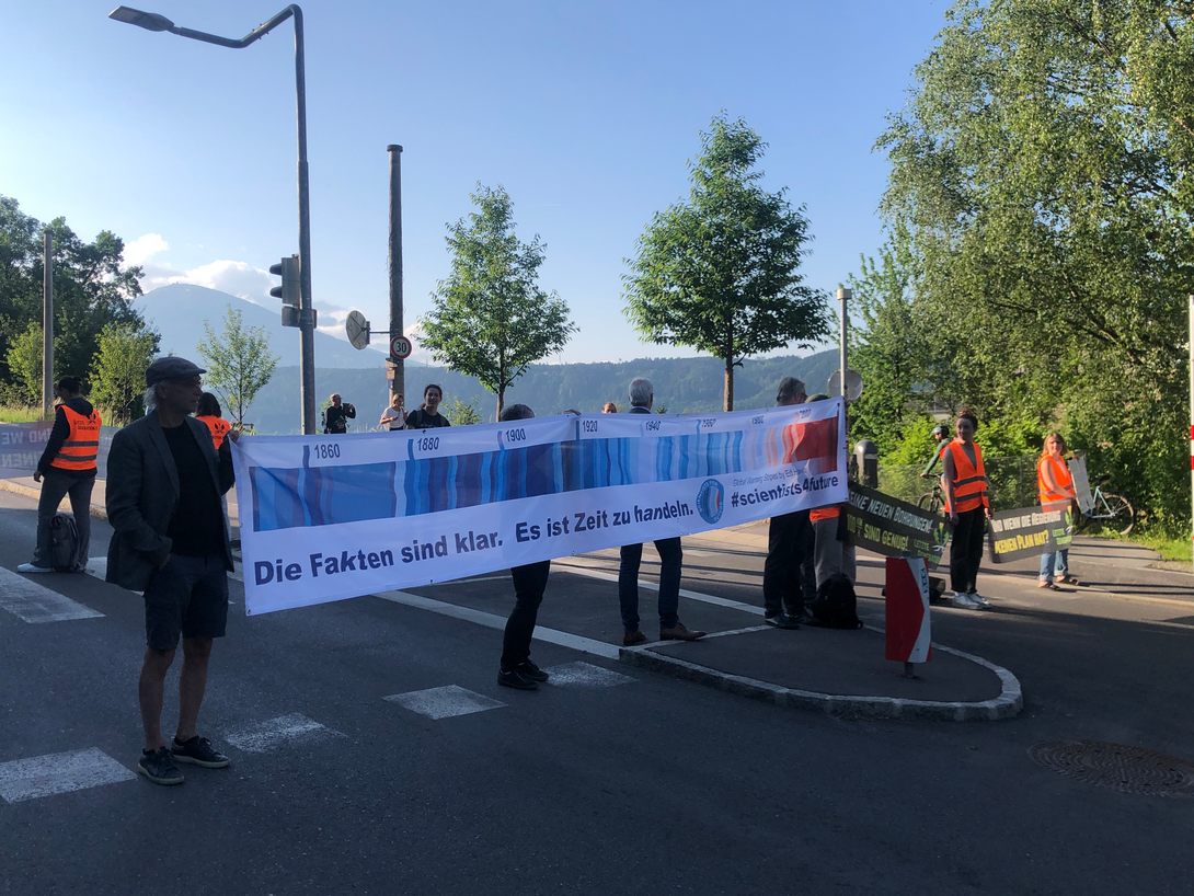 Klimaaktivisten blockierten mehrere Straßen in Innsbruck.