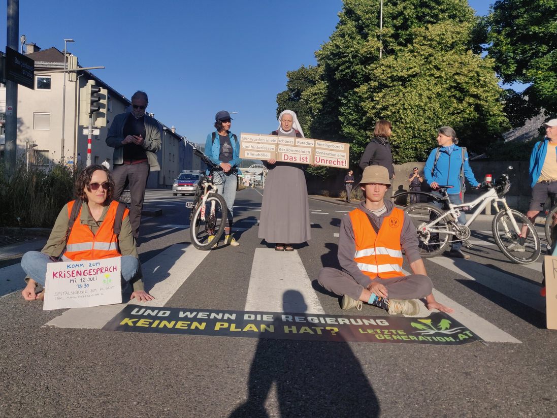 Donnerstagmorgen blockierten Klimakleber erneut den Frühverkehr in Innsbruck.