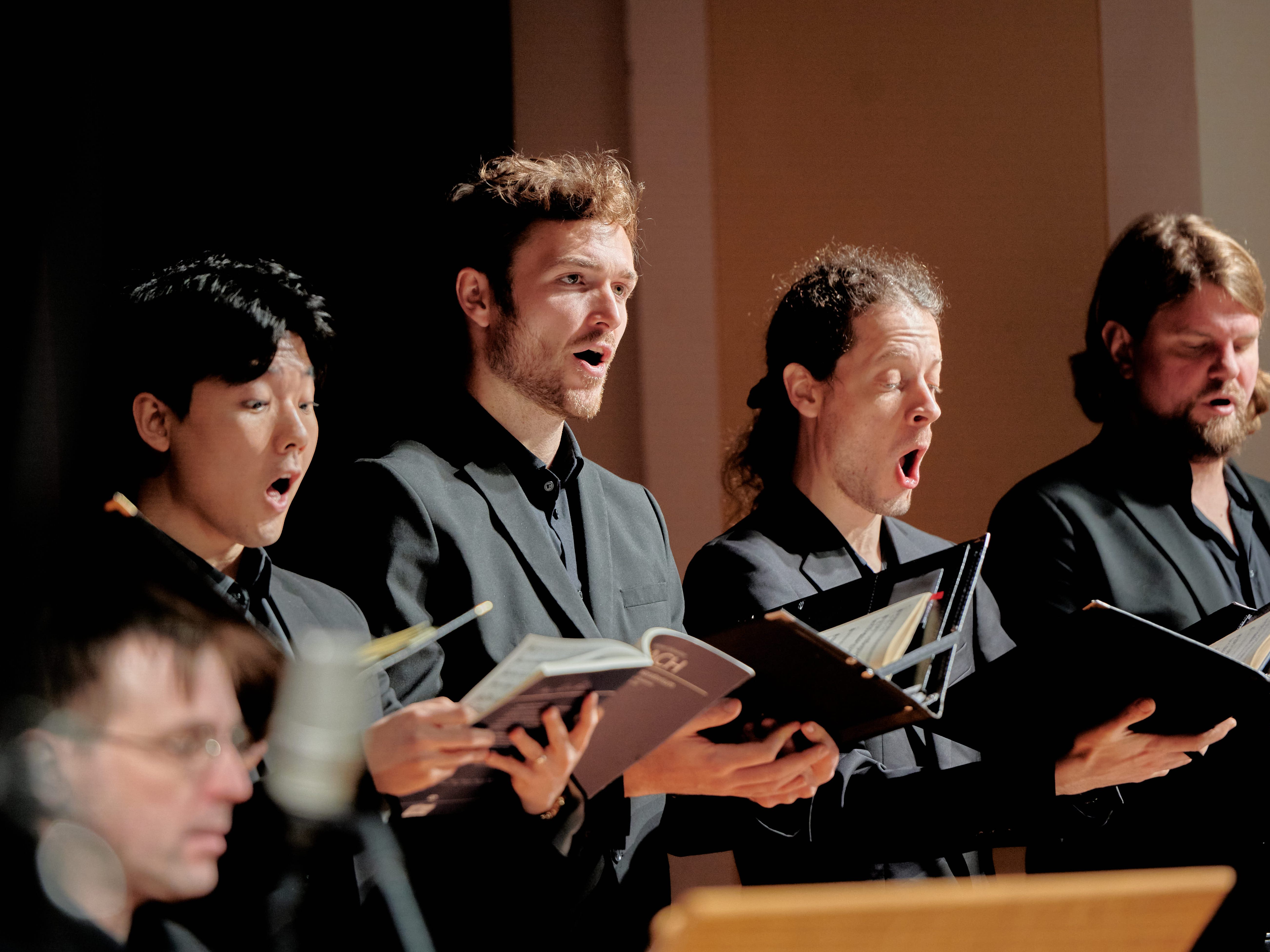 In den Lehrgängen „Chorleitung“ und „Katholische Kirchenmusik C“ erhalten Teilnehmer:innen zentrale Fertigkeiten wie Dirigieren, Stimmbildung und Probendidaktik.