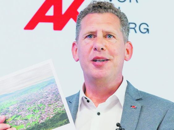AK Präsident Bernhard Heinzle: „Der soziale Frieden sollte uns etwas wert sein.“ (Foto: Bernd Hofmeister) AK Präsident Bernhard Heinzle: „Der soziale Frieden sollte uns etwas wert sein.“ (Foto: Bernd Hofmeister)