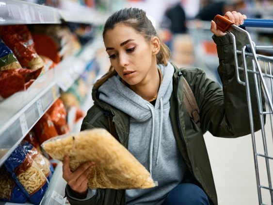Müssen Sie auch jeden Cent umdrehen, wenn Sie einkaufen gehen? (Foto: drazen/ adobe.stock) Müssen Sie auch jeden Cent umdrehen, wenn Sie einkaufen gehen? (Foto: drazen/ adobe.stock)