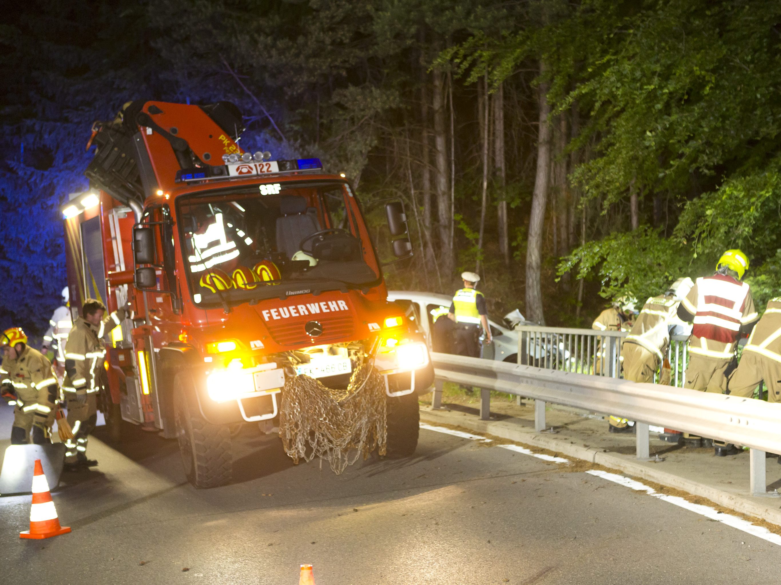 Die Feuerwehr musste den Wagen mit eine Kran bergen. Die Feuerwehr musste den Wagen mit eine Kran bergen.