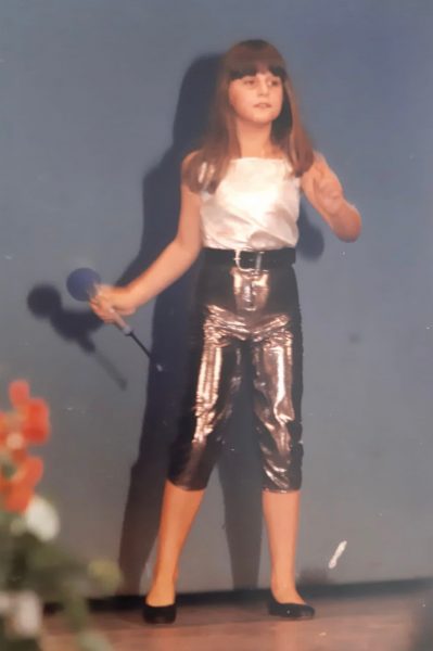 Alexandra hat ihre Leidenschaft zur Musik früh entdeckt. 