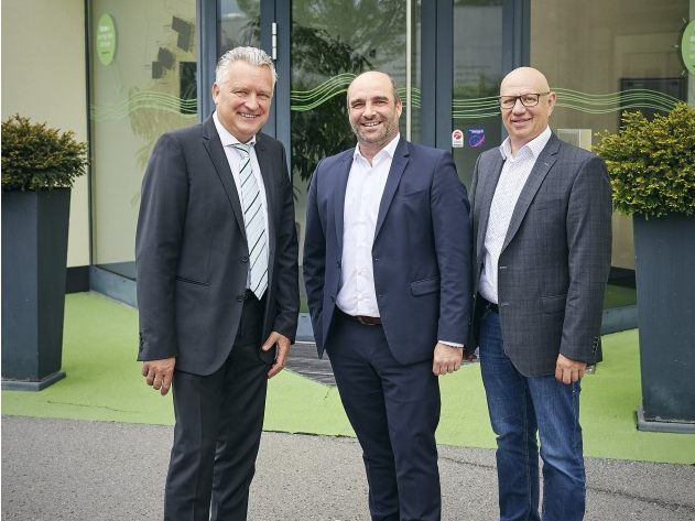 High-Tech-Unternehmen 1zu1 stellt mit der Übergabe der Geschäftsführung durch die beiden Gründer Wolfgang Humml (links) und Hannes Hämmerle (rechts) an den langjährigen Vertriebsleiter Thomas Kohler (Mitte) die Weichen für die Zukunft.