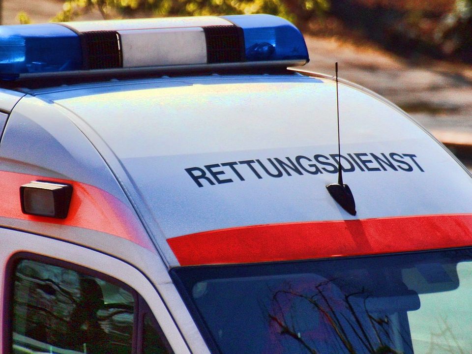 Bei dem Unfall mit dem Rettungsauto wurden drei Personen verletzt. Bei dem Unfall mit dem Rettungsauto wurden drei Personen verletzt.