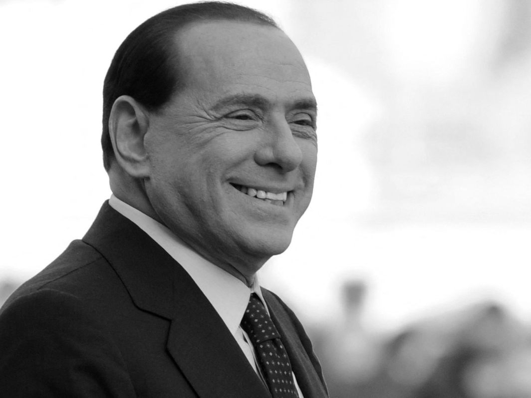 Nach der Trauerzeremonie wird Berlusconis Leichnam zurück in seine Residenz in Arcore bei Mailand überführt und dann eingeäschert. Nach der Trauerzeremonie wird Berlusconis Leichnam zurück in seine Residenz in Arcore bei Mailand überführt und dann eingeäschert.