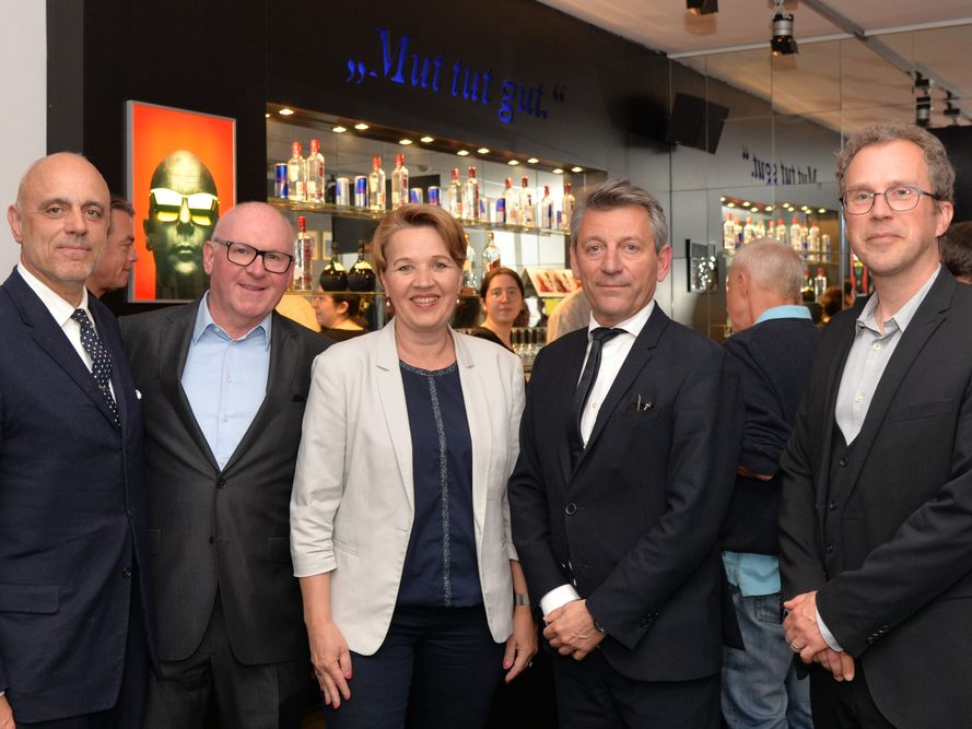 Kurator Gerald A. Matt, Kulturamtsleiter Roland Jörg, Bgm. Andrea Kaufmann, Jürgen Meindl (Sektionschef für und und Kultur) und Co-Kurator Sebastian Lux (F.C. Gundlach Hamburg). (v. l.)
