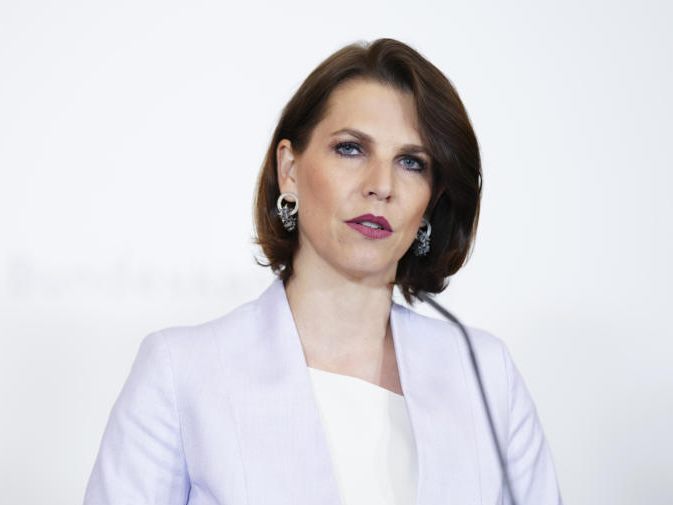 Verfassungsministerin Karoline Edtstadler (ÖVP) kritisiert die Blockade der SPÖ beim Beschluss neuer Gesetzte als fehlende "staatspolitische Verantwortung". Verfassungsministerin Karoline Edtstadler (ÖVP) kritisiert die Blockade der SPÖ beim Beschluss neuer Gesetzte als fehlende "staatspolitische Verantwortung".