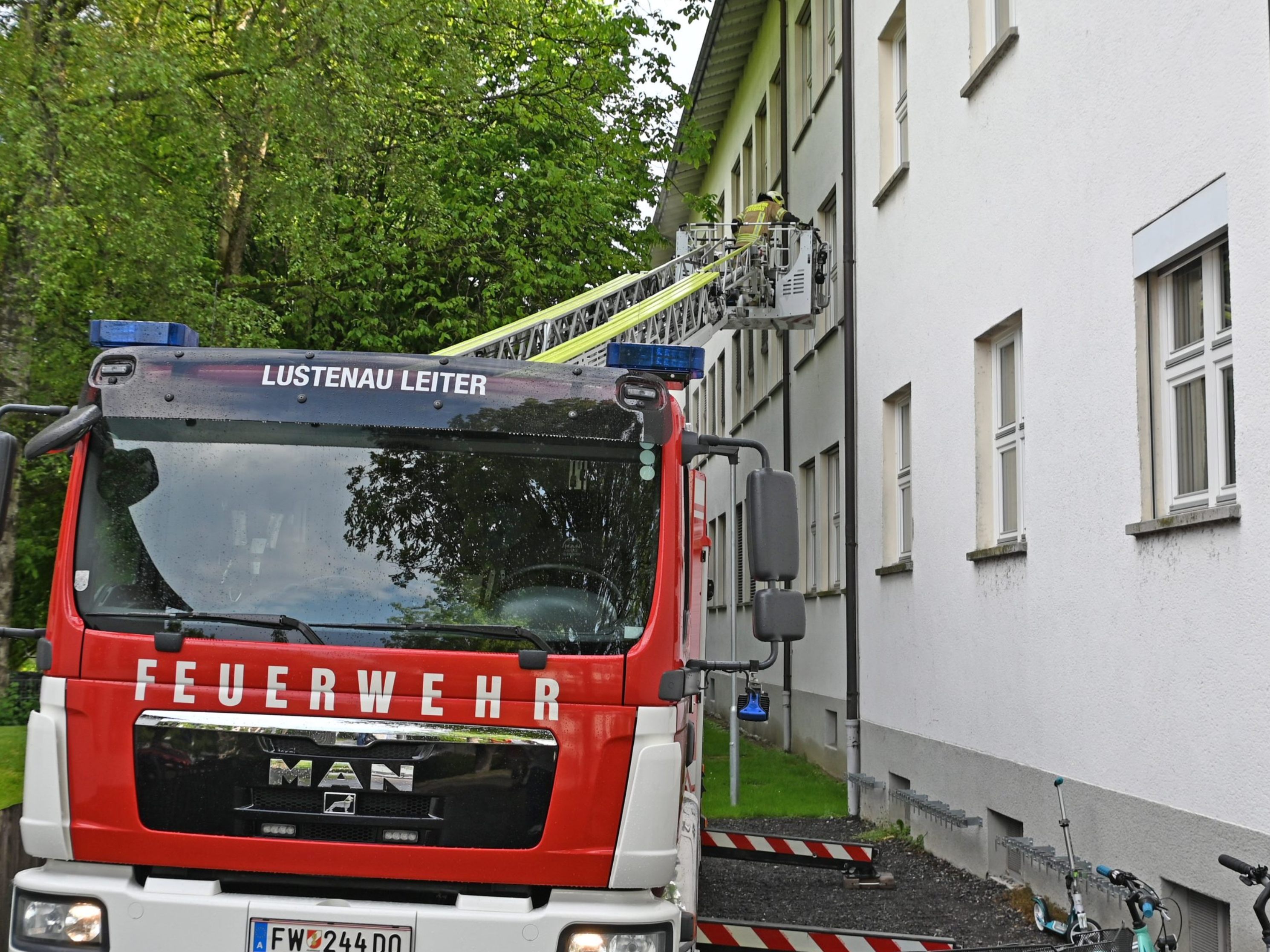 Mit der Drehleiter wurden auch die Schüler aus den oberen Stockwerken gerettet Mit der Drehleiter wurden auch die Schüler aus den oberen Stockwerken gerettet