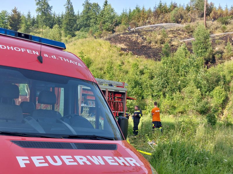 14 Feuerwehren bekämpften einen Waldbrand im Bezirk Waidhofen a. d. Thaya. 14 Feuerwehren bekämpften einen Waldbrand im Bezirk Waidhofen a. d. Thaya.