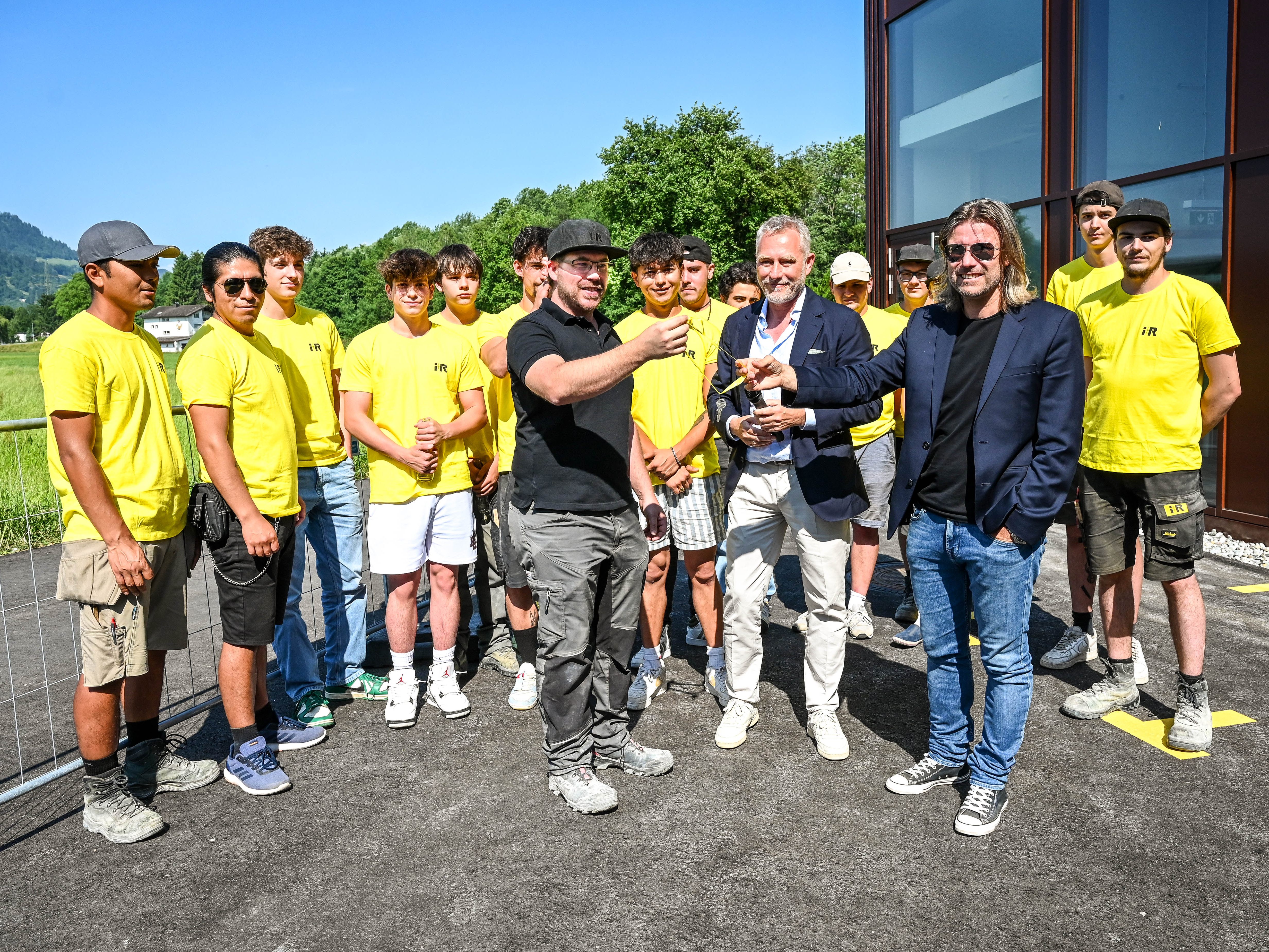 Die Eigentümer der i+R Gruppe Reinhard Schertler (re.) und Joachim Alge (Mi.) übergeben Lehrlingsausbilder Michael Spettel den Schlüssel für die neue Lehrwerkstatt. Die Eigentümer der i+R Gruppe Reinhard Schertler (re.) und Joachim Alge (Mi.) übergeben Lehrlingsausbilder Michael Spettel den Schlüssel für die neue Lehrwerkstatt.