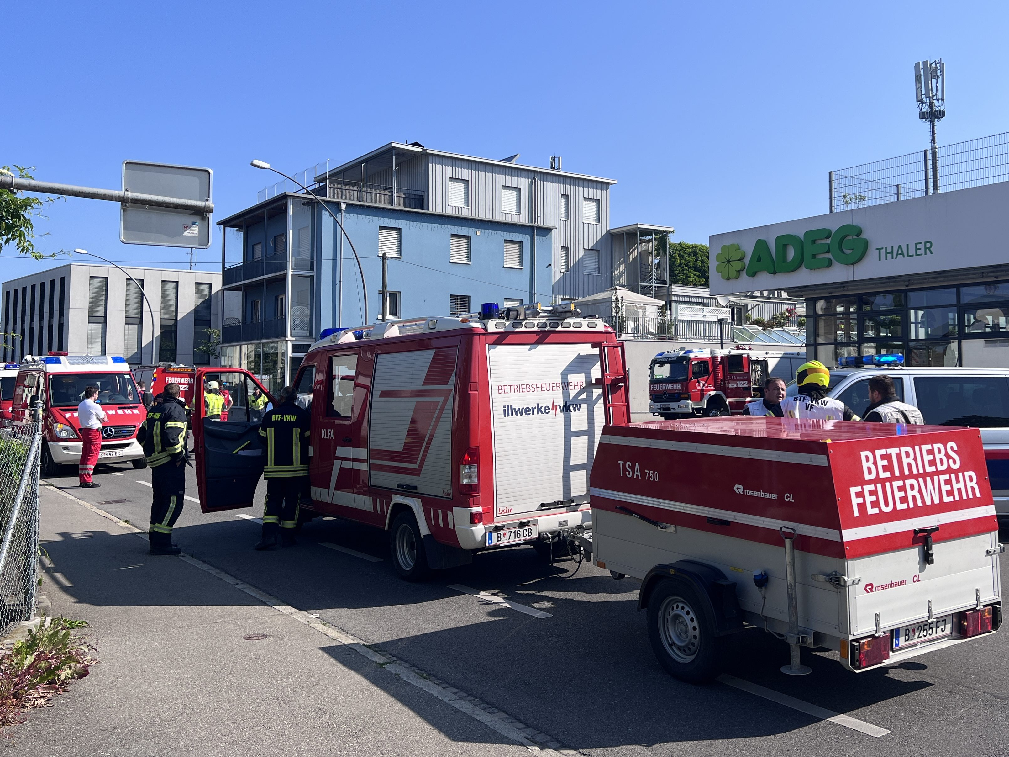 Die BEtriebsfeuerwehr der illwerke vkw war auch vor Ort. Die BEtriebsfeuerwehr der illwerke vkw war auch vor Ort.