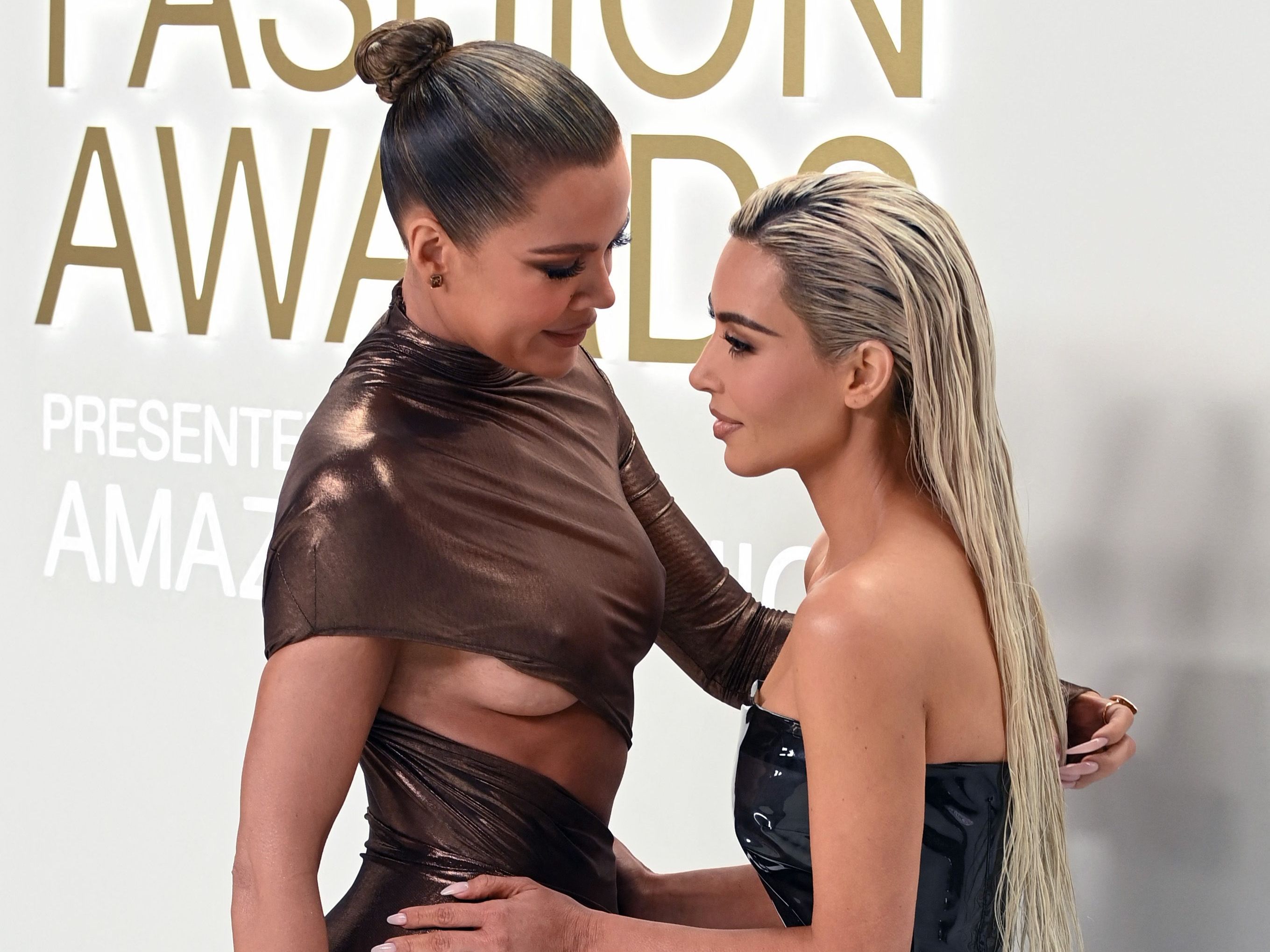 Khloe mit Schwester Kim Kardashian.