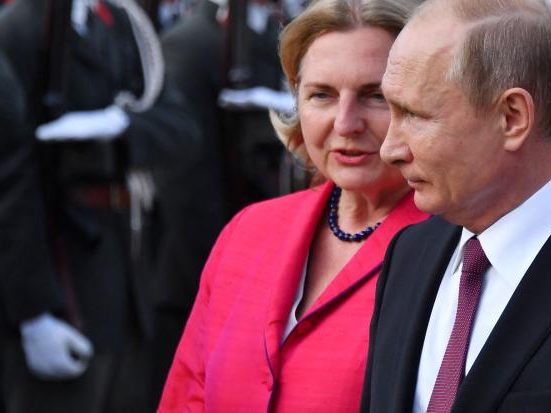 Karin Kneissl mit Wladimir Putin. Karin Kneissl mit Wladimir Putin.