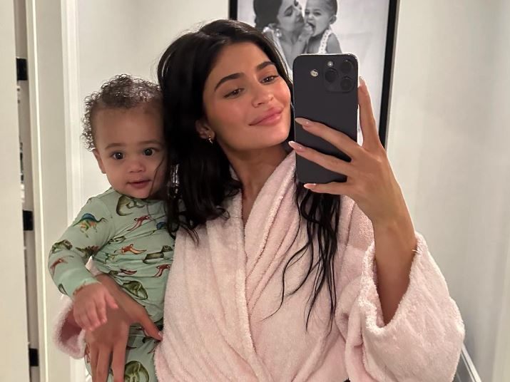 Kylie Jenner ließ ihren Sohn nun offiziell von "Wolf Jacques" in "Aire Webster" umbenennen.