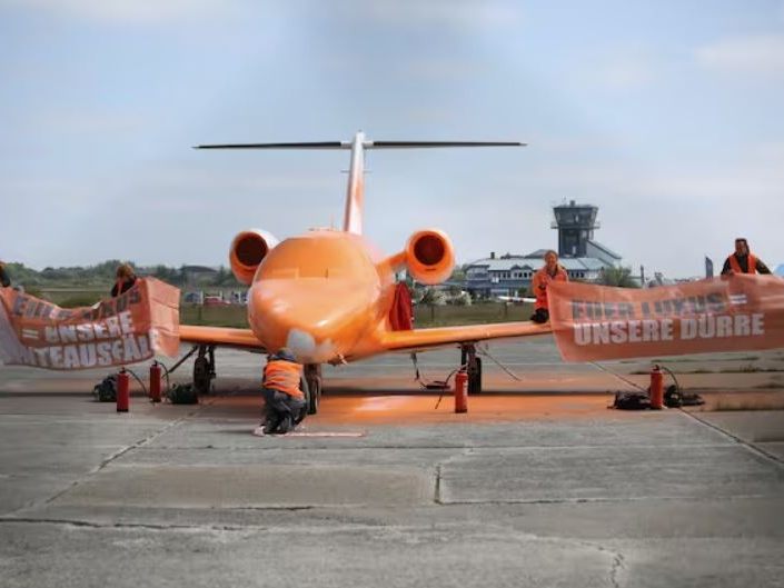 Die Aktivisten "marktierten" diesen Privatjet.