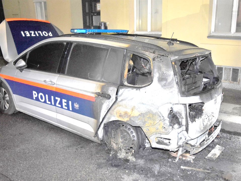 Einen Verdacht der Brandstiftung gibt es nach dem Brand eines Polizeiautos in Wien. Einen Verdacht der Brandstiftung gibt es nach dem Brand eines Polizeiautos in Wien.