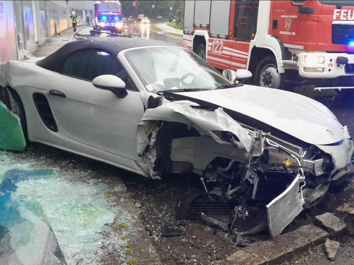 An dem Sportwagen entstand erheblicher Schaden. An dem Sportwagen entstand erheblicher Schaden.