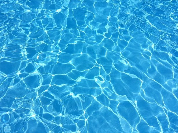 Ein Mann soll zwei Mädchen in einem Tiroler Schwimmbad begrapscht haben. Ein Mann soll zwei Mädchen in einem Tiroler Schwimmbad begrapscht haben.
