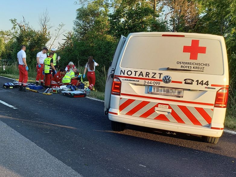 Ein Biker wurde bei einem Motorradunfall verletzt. Ein Biker wurde bei einem Motorradunfall verletzt.