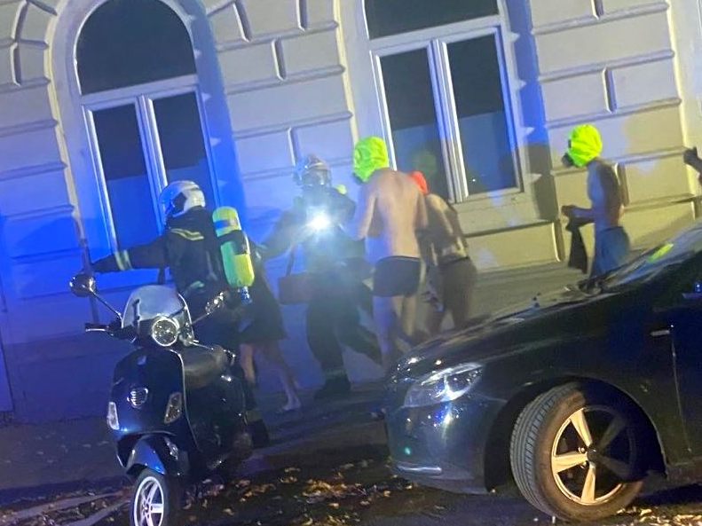 Die Feuerwehr evakuierte die Hausbewohner.