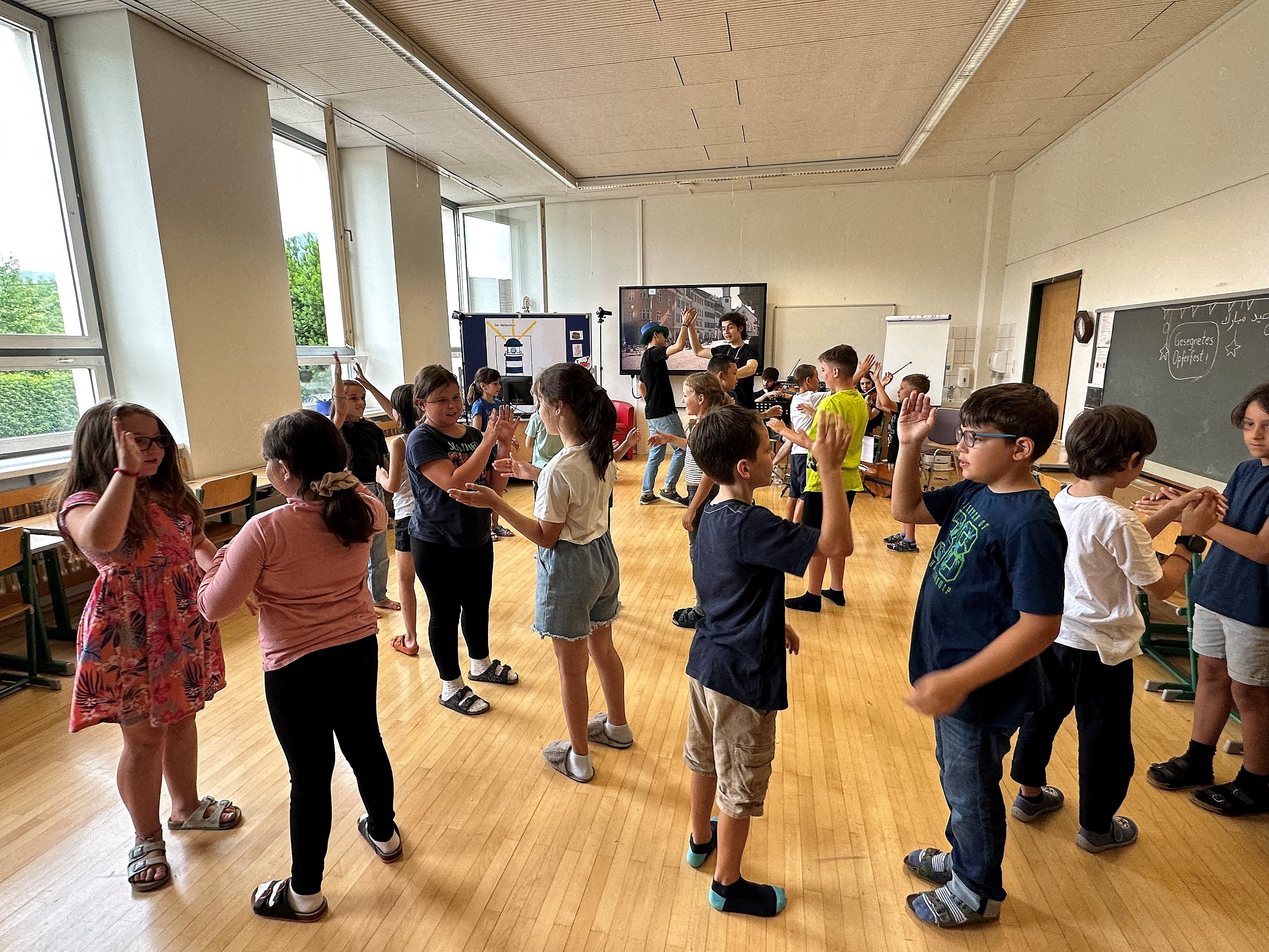 Die Kinder der VS Leopold waren begeistert vom musikalischen Besuch des Metanoia Quartetts. Die Kinder der VS Leopold waren begeistert vom musikalischen Besuch des Metanoia Quartetts.