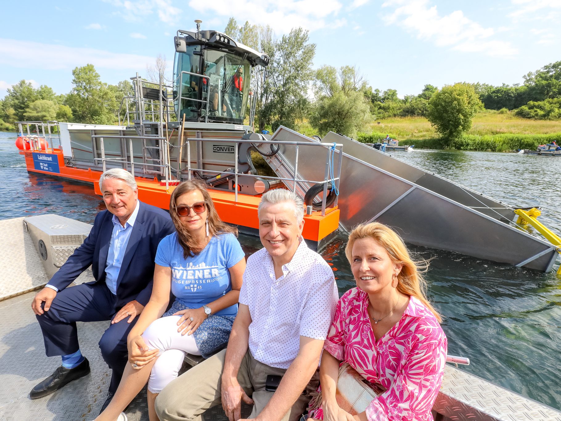 Das Spezial-Mähboot "Laichkraut" ist auf der Neuen Donau unterwegs.