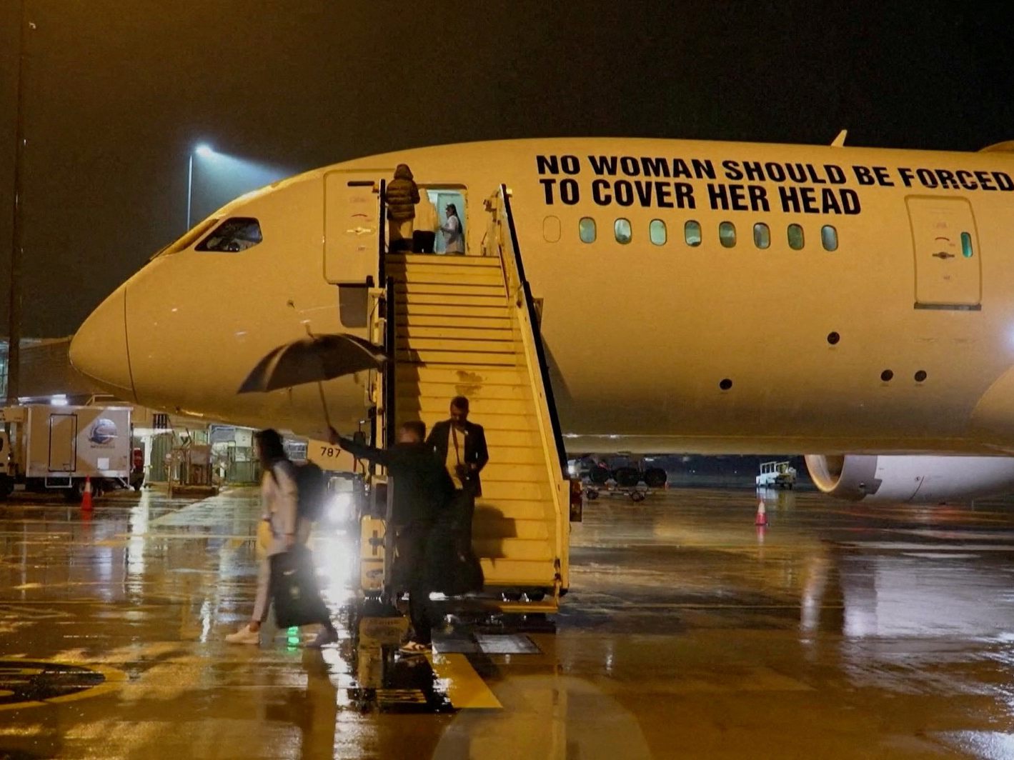 Die brasilianische Frauenfußballmannschaft landet in einem Flugzeug zur Weltmeisterschaft mit Hommage an die iranischen Demonstranten. Die brasilianische Frauenfußballmannschaft landet in einem Flugzeug zur Weltmeisterschaft mit Hommage an die iranischen Demonstranten.