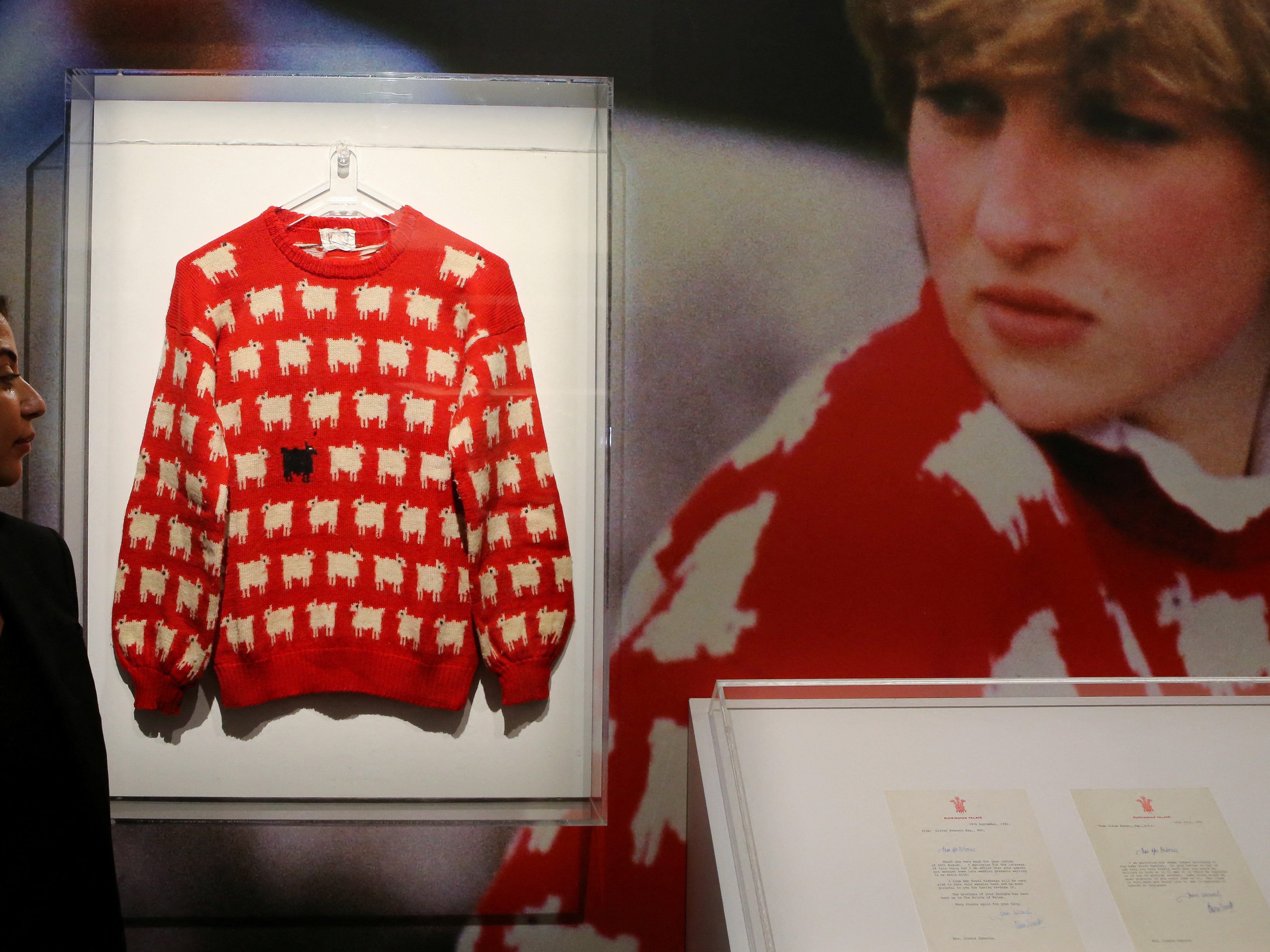 Derzeit kann man Lady Dianas ikonischen Schäfchen-Pullover in London bewundern. Derzeit kann man Lady Dianas ikonischen Schäfchen-Pullover in London bewundern.