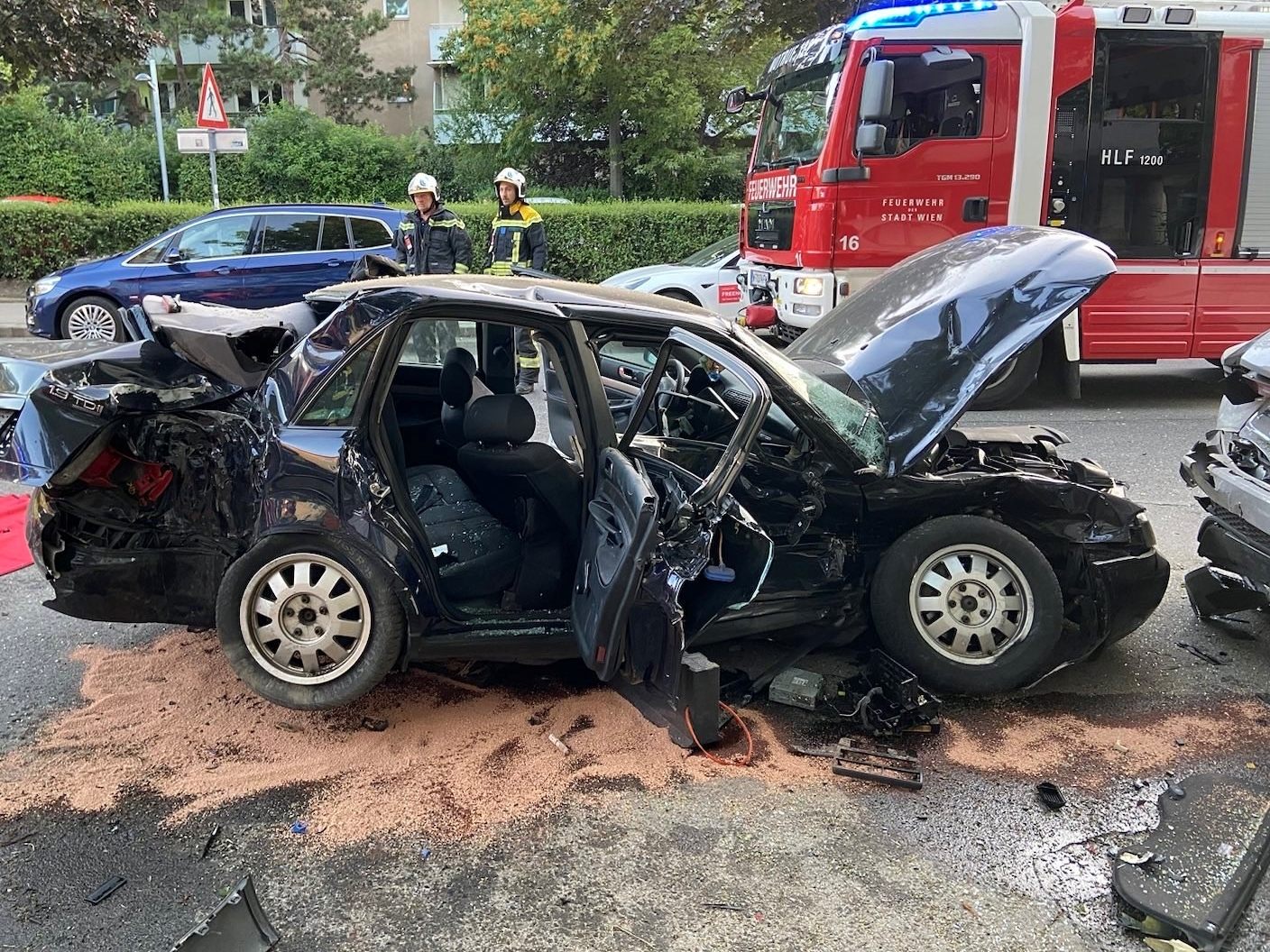 Bei dem Autounfall in Wien-Döbling wurde eine Person getötet und zwei weitere schwer verletzt. Bei dem Autounfall in Wien-Döbling wurde eine Person getötet und zwei weitere schwer verletzt.