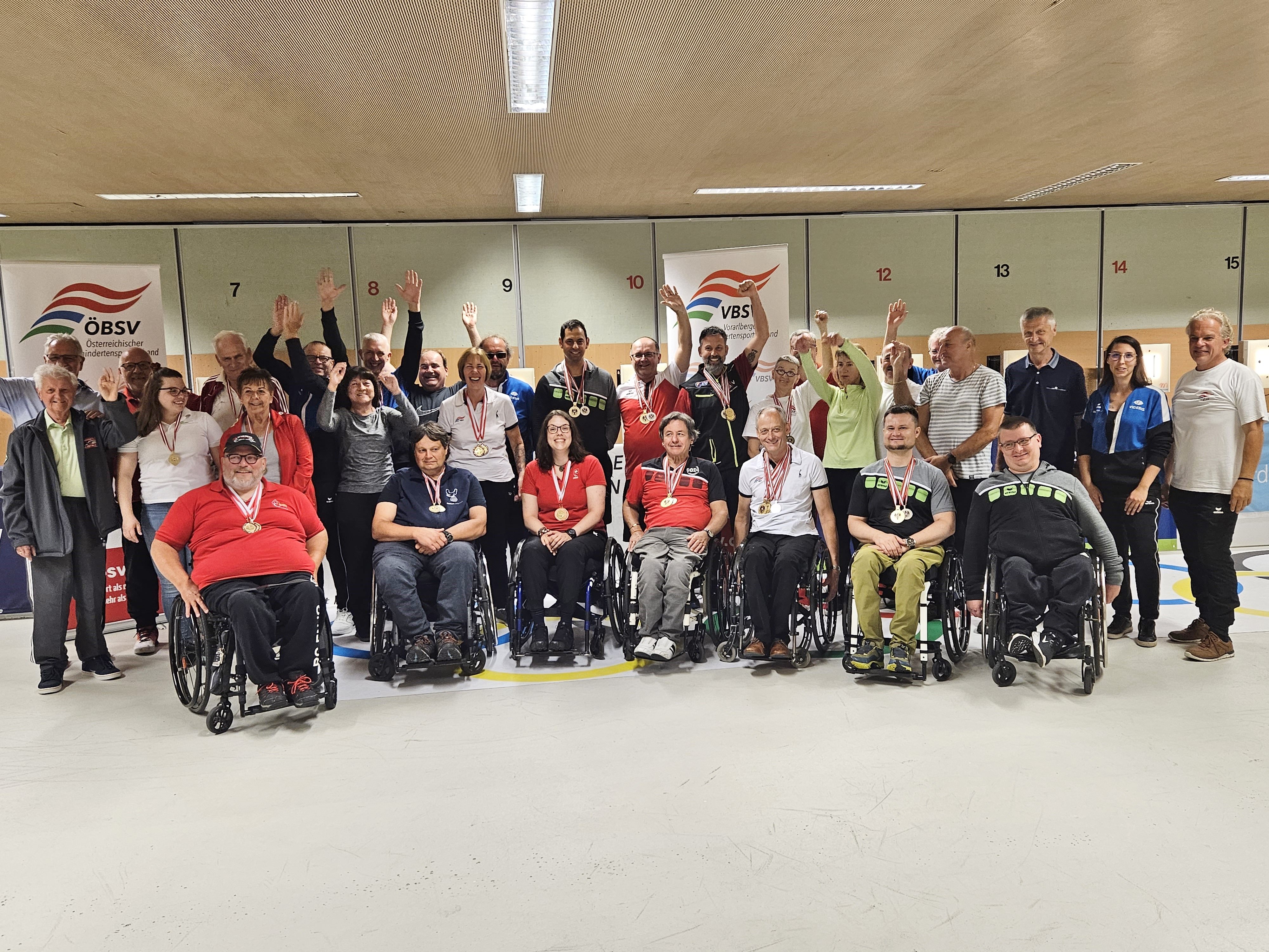 Beim Gruppenfoto jubelten alle Aktiven, Begleitpersonen und Unterstützenden über die gelungenen Meisterschaften in Dornbirn.