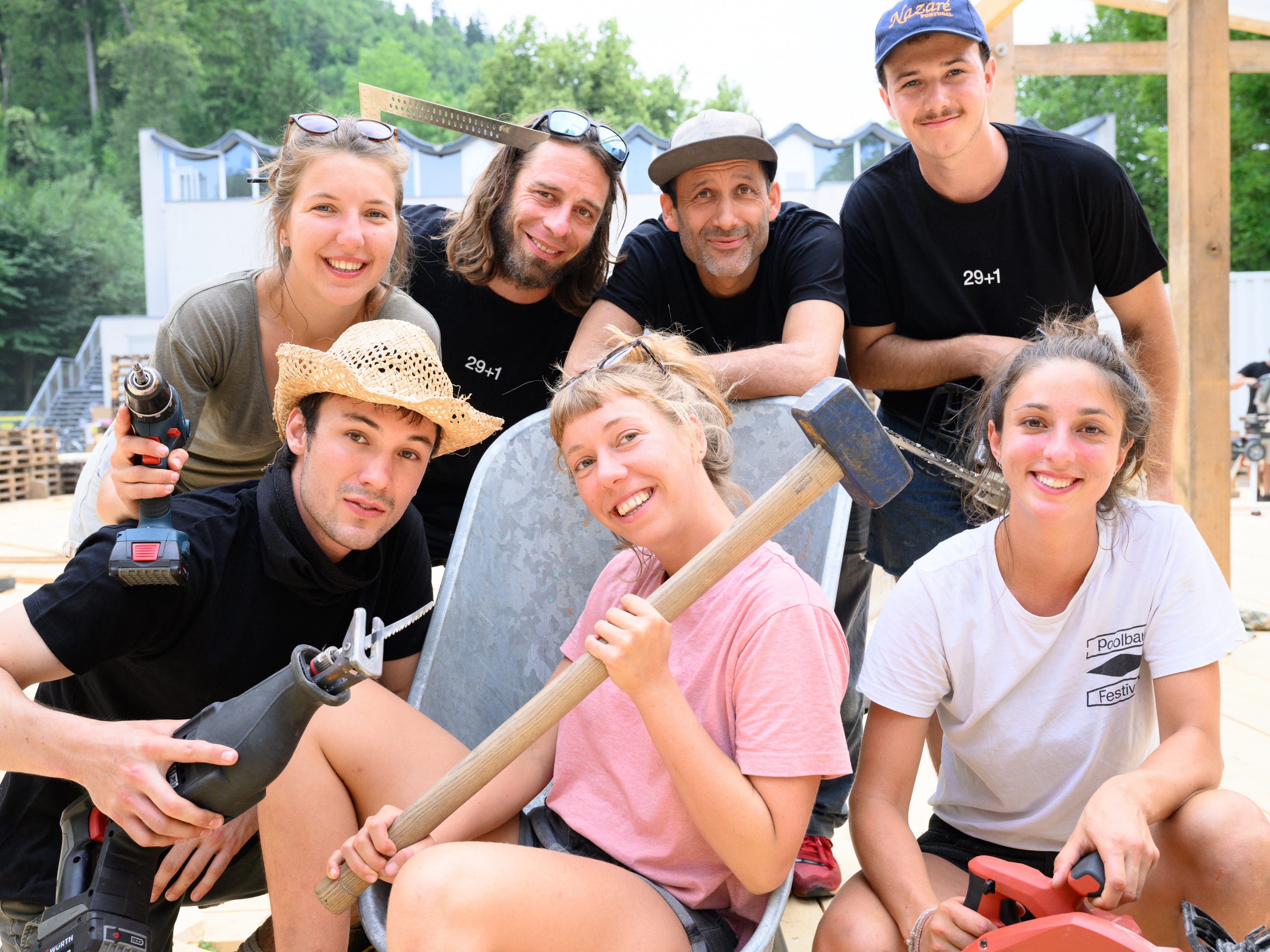Aufbau des Poolbar-Festivals.