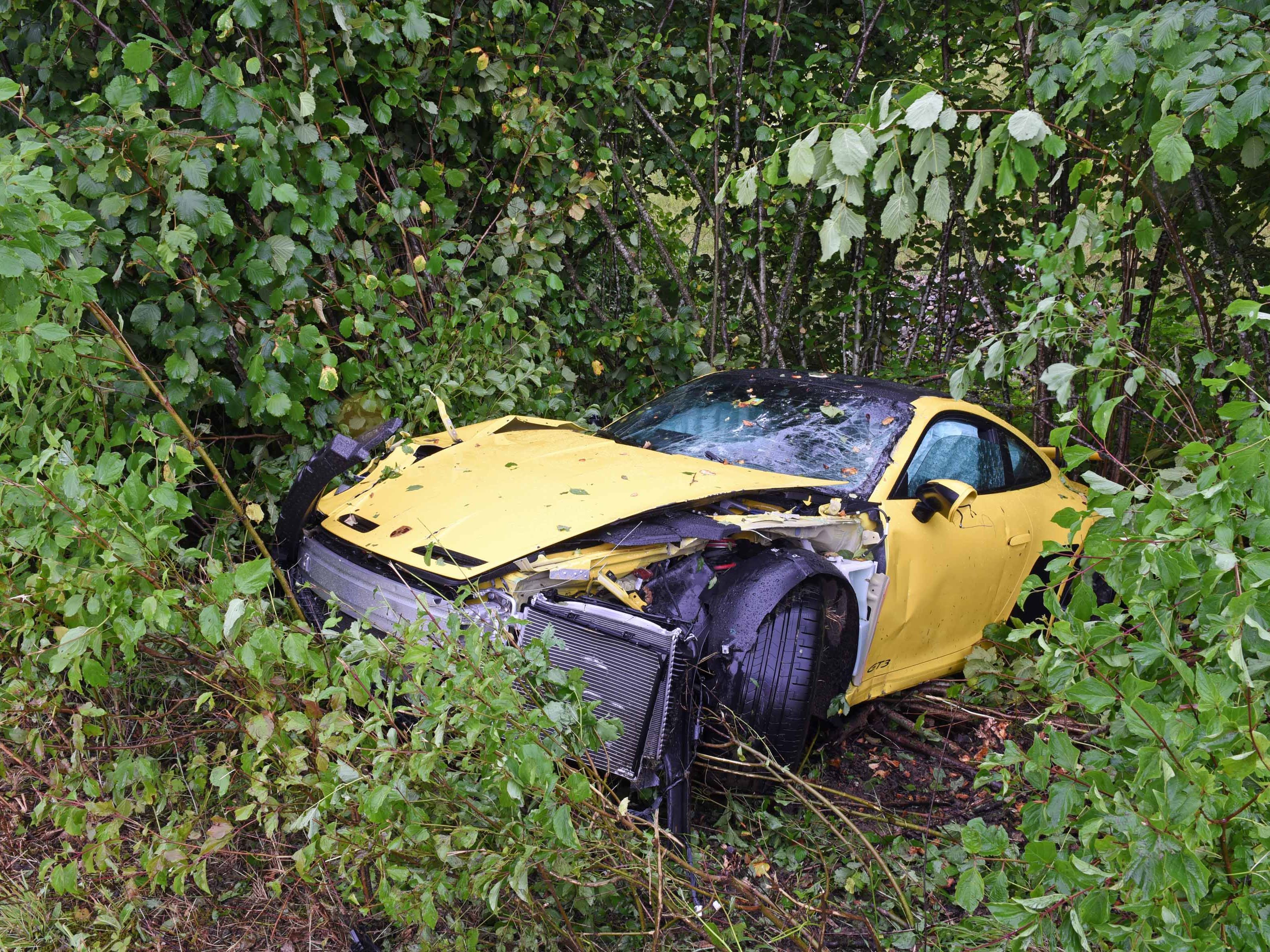 Bei einem Unfall wurde der 500-PS-Bolide komplett zerstört.
