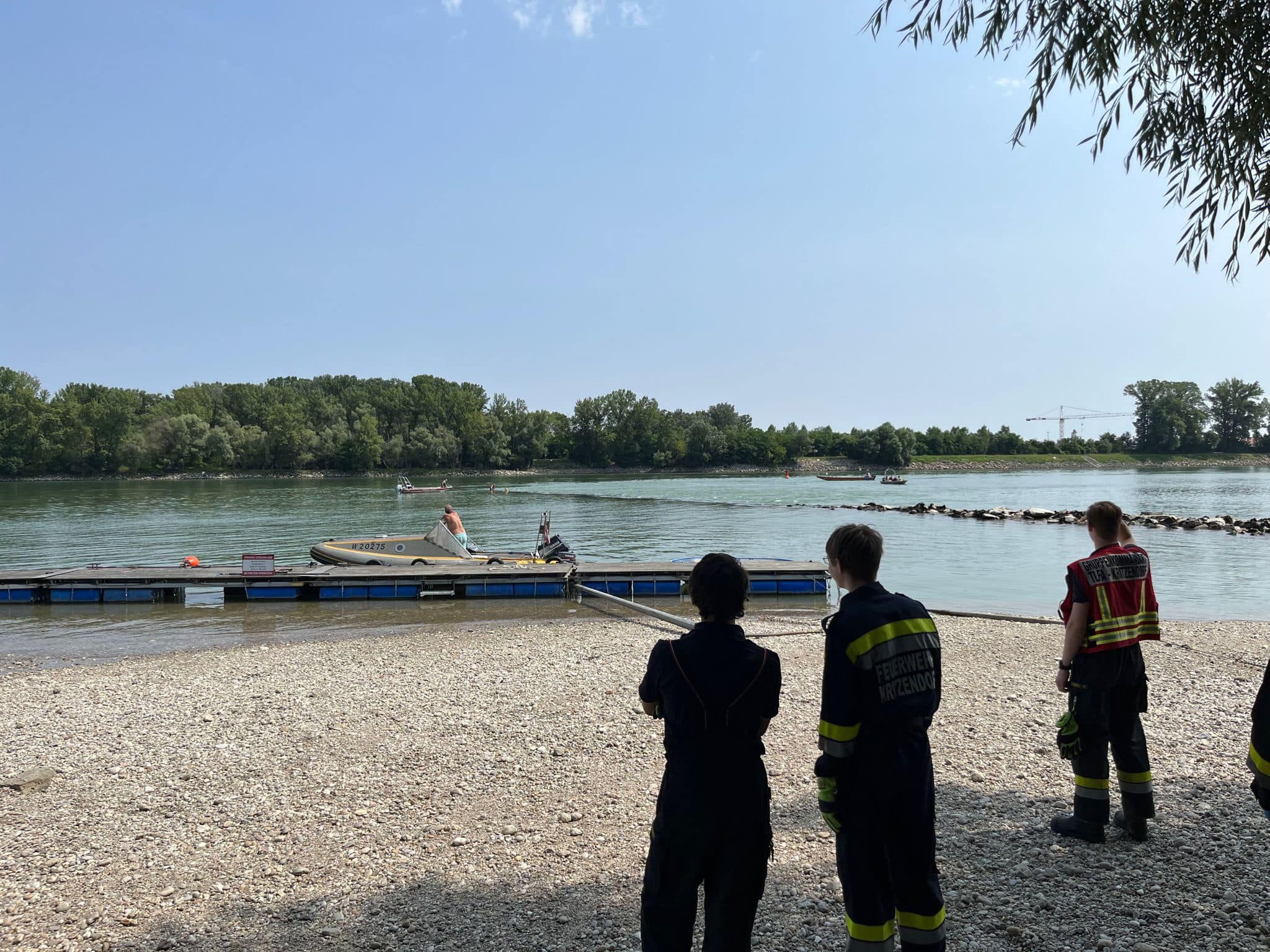 Die Frau wurde von der Feuerwehr aus ihrer Notlage befreit. Die Frau wurde von der Feuerwehr aus ihrer Notlage befreit.