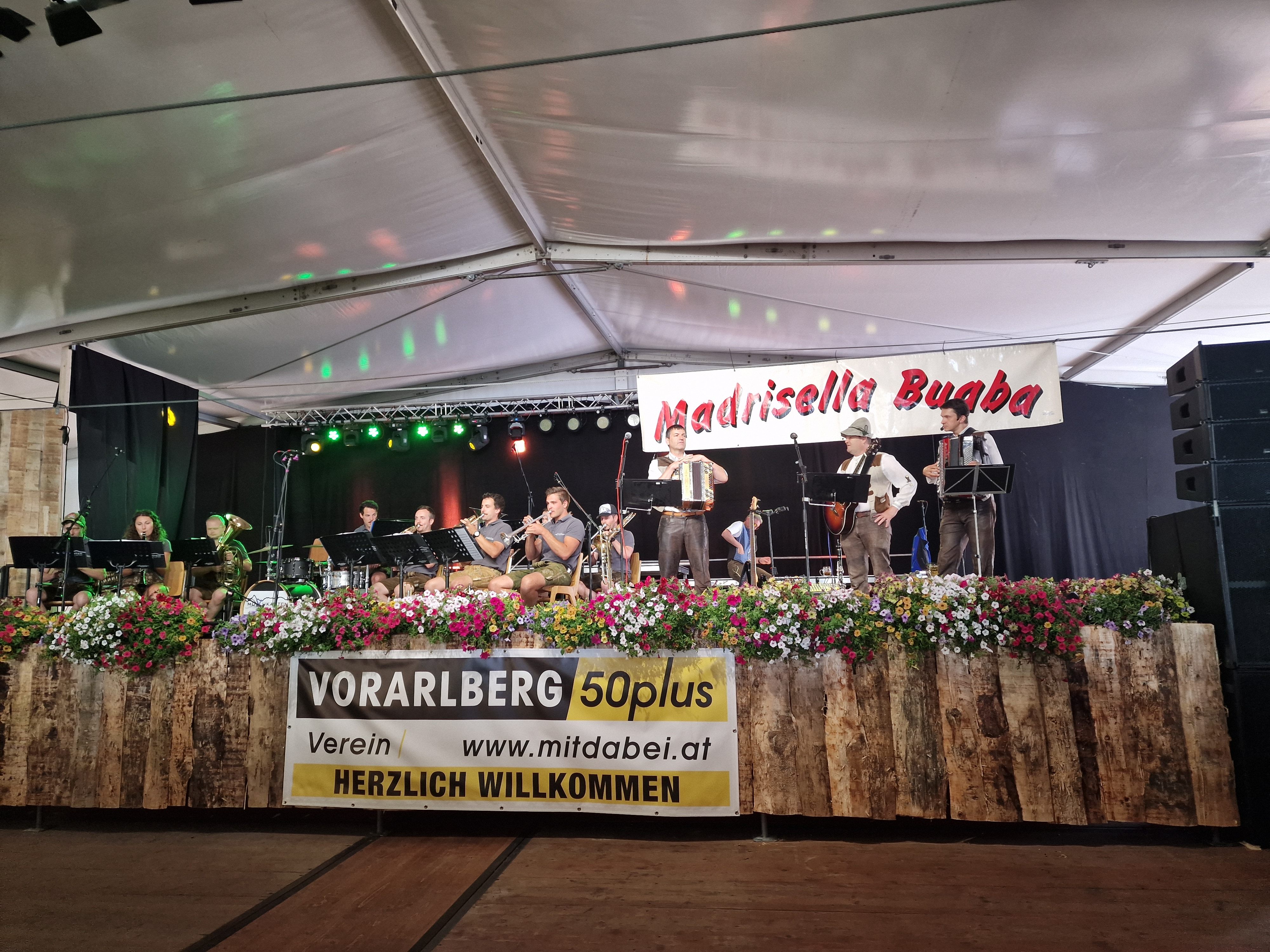 Die Madrisella Buaba und die MuVukanten eröffneten musikalisch den Nachmittag. Die Madrisella Buaba und die MuVukanten eröffneten musikalisch den Nachmittag.