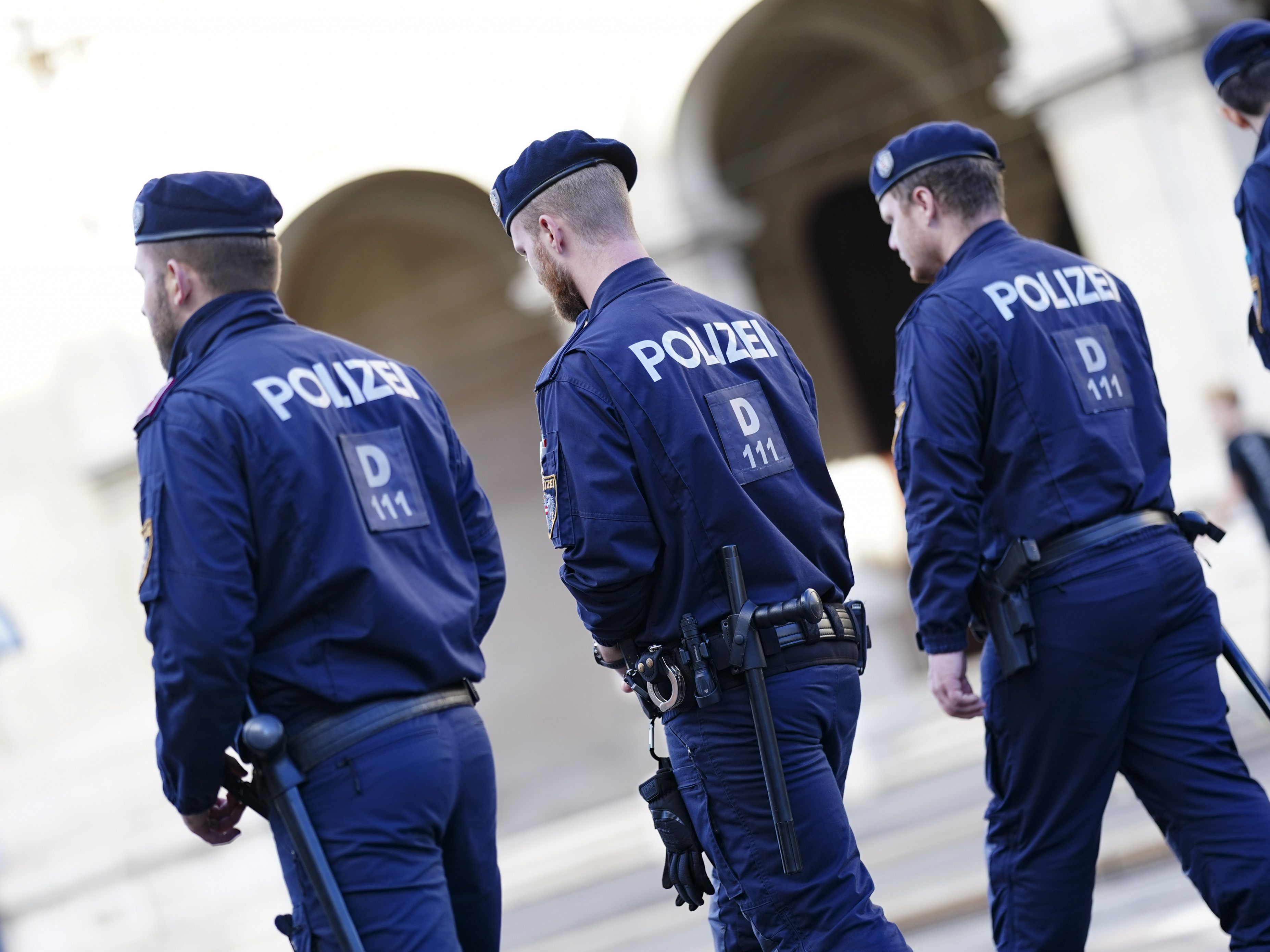 Die Polizisten nahmen den Mann fest. Die Polizisten nahmen den Mann fest.