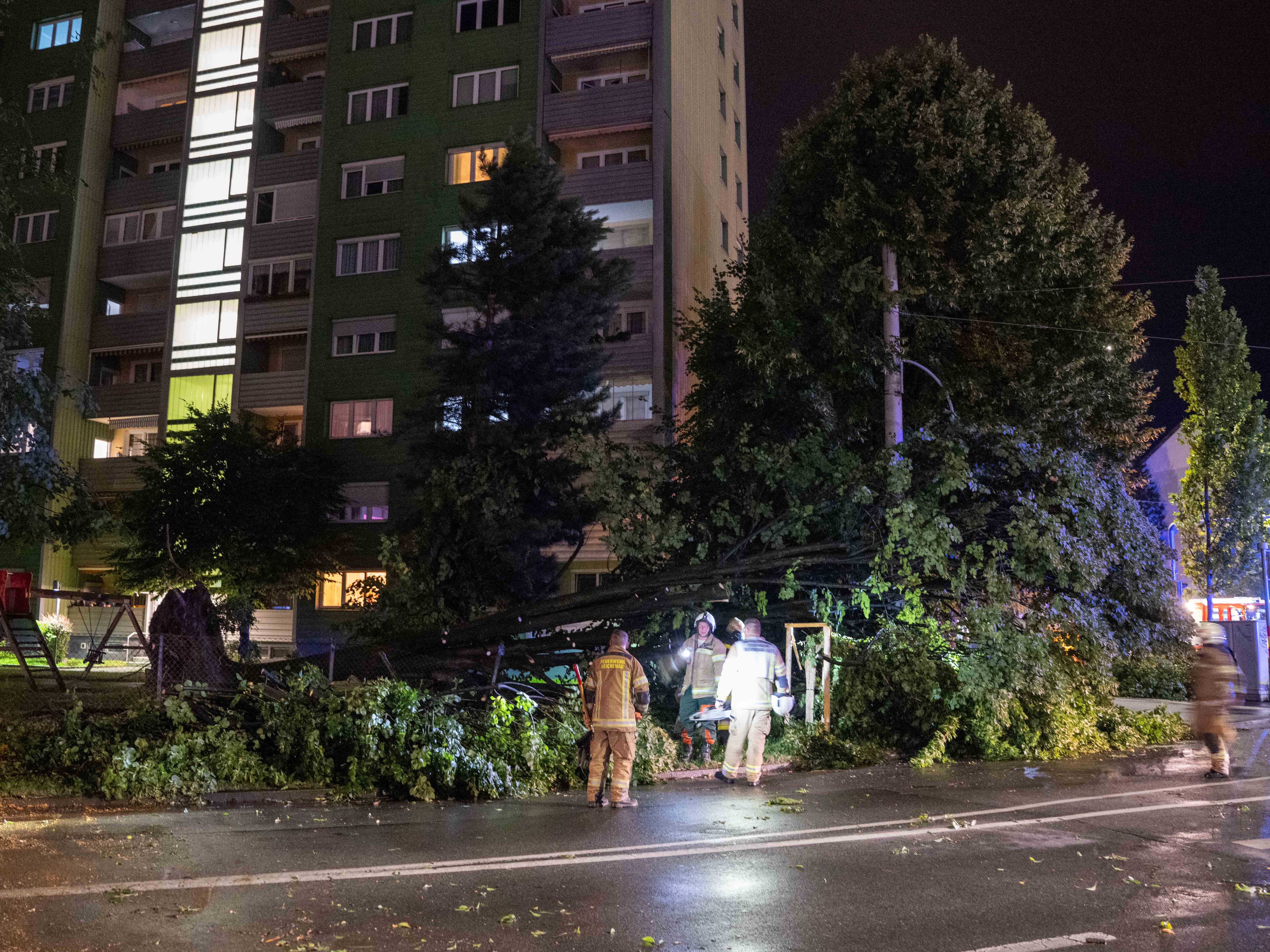 In Tirol sorgte ein Unwetter für Straßen- und Bahnstreckensperren.