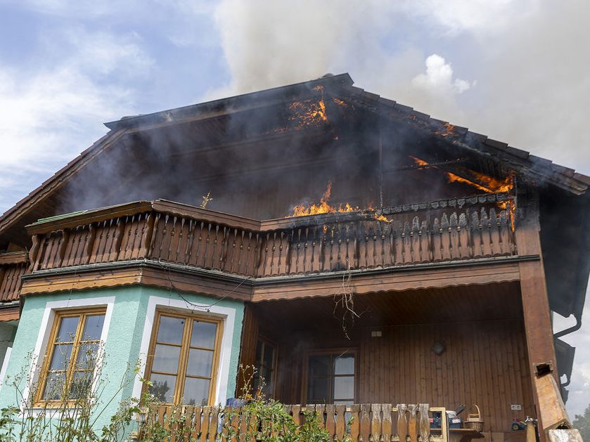 Ein Wohnhaus-Brand in Krems sorgte für eine Hitzeschlacht für die Feuerwehr, bei der die Einsatzleute an ihre Grenzen gebracht wurden. Ein Wohnhaus-Brand in Krems sorgte für eine Hitzeschlacht für die Feuerwehr, bei der die Einsatzleute an ihre Grenzen gebracht wurden.