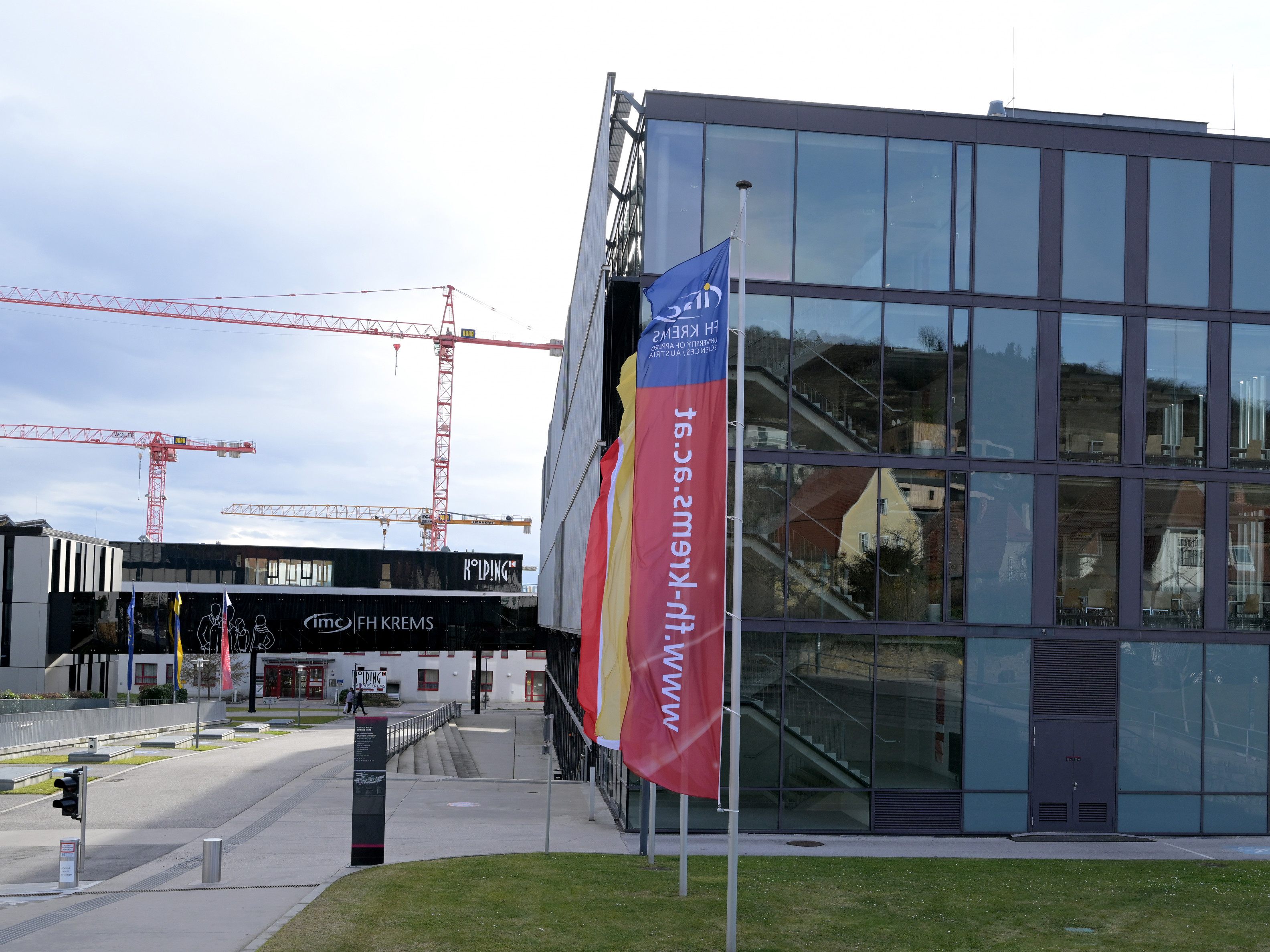 Die Fachhochschulen bieten 350 zusätzliche Plätze an. Die Fachhochschulen bieten 350 zusätzliche Plätze an.