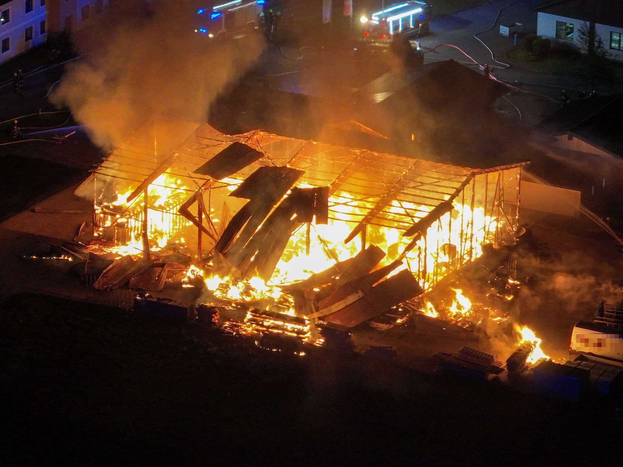 Eine brennende Lagerhalle im Bezirk Melk sorgte für einen Großeinsatz der Feuerwehr. Eine brennende Lagerhalle im Bezirk Melk sorgte für einen Großeinsatz der Feuerwehr.